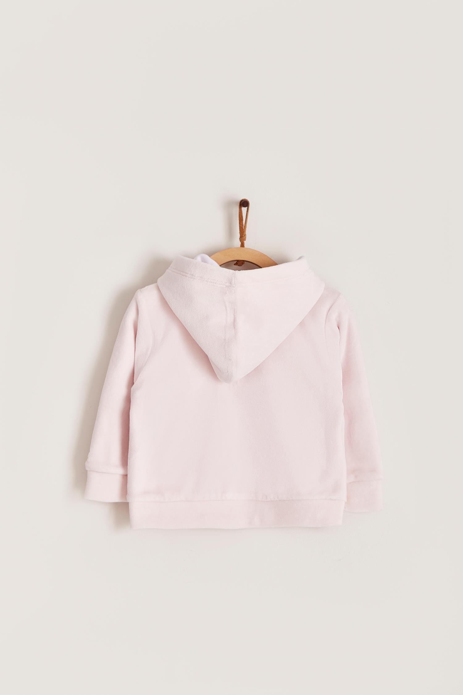 Ideal for winter, this is the sweetest plush hoodie! Fully lined with printed Pima cotton. Pockets and embroidery at the front. Colour: Pink. Composition: Lining: 100% Pima cotton. Outer: 85% cotton, 15% polyester.  Made in Peru. Machine washable.   