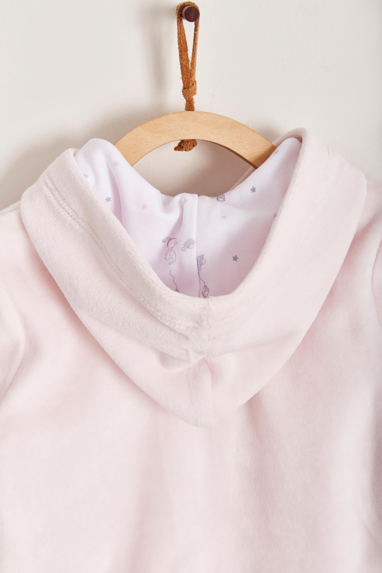 Ideal for winter, this is the sweetest plush hoodie! Fully lined with printed Pima cotton. Pockets and embroidery at the front. Colour: Pink. Composition: Lining: 100% Pima cotton. Outer: 85% cotton, 15% polyester.  Made in Peru. Machine washable. 