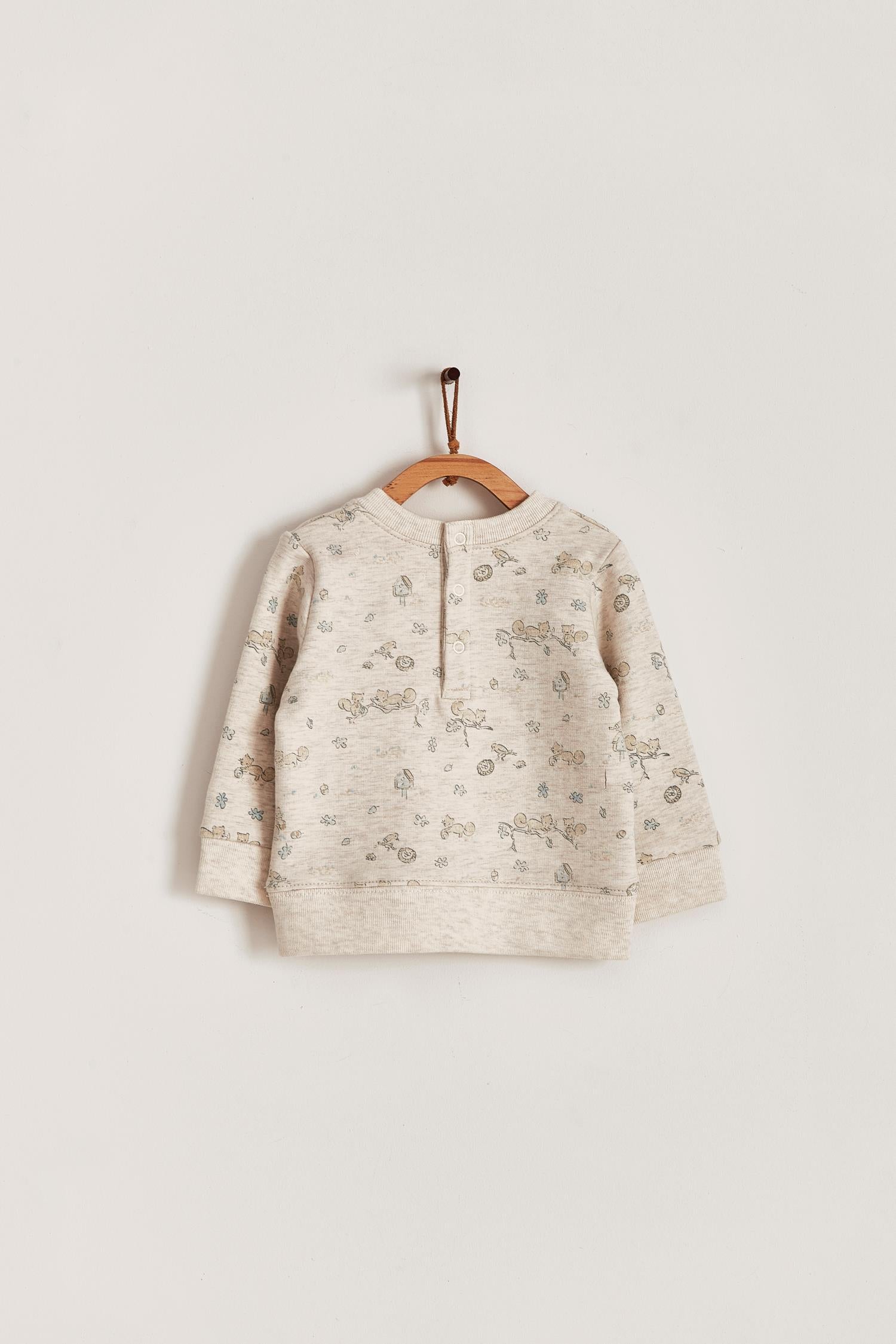 Keep your little one warm and comfortable with our baby sweatshirt, fully printed with our cute Odette Adventures collection. Round neckline and snaps closure at the back. Match it with our Odette pants for the sweetest look! Colour: Beige melange with light-brown and green details. Composition: 100% Peruvian Pima cotton.  Made in Peru. Machine wash cold. 