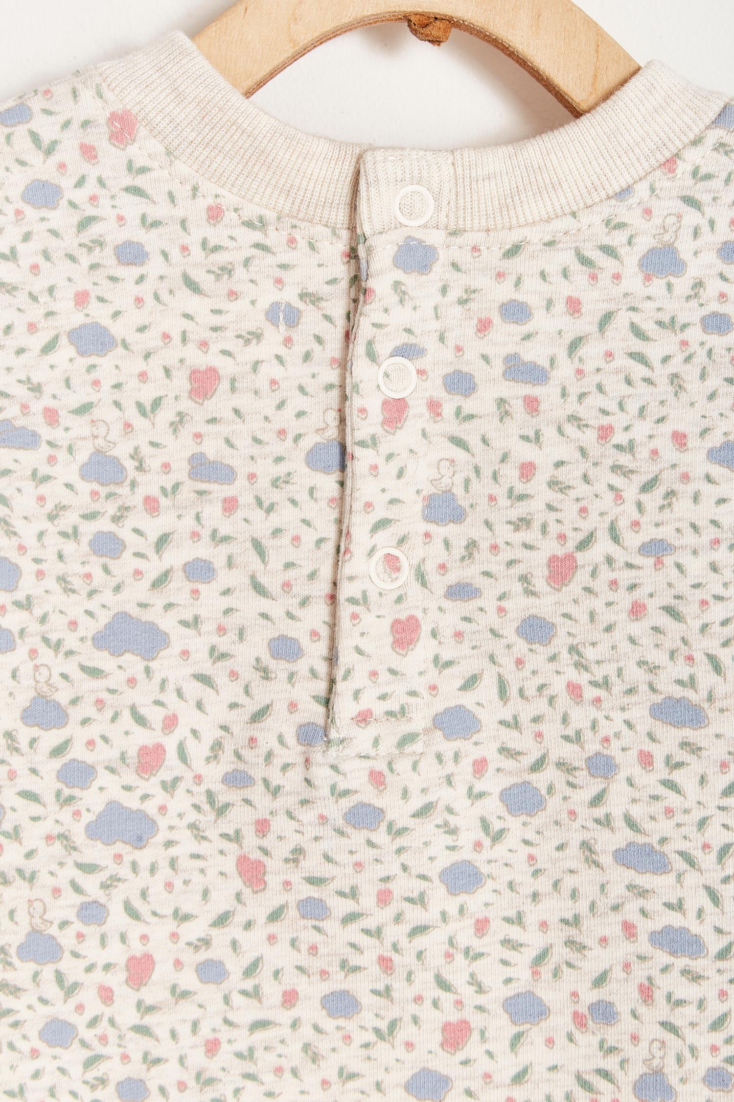 Keep your little one warm and comfortable with our baby sweatshirt, fully printed with our cutest Fall in Love print. Round neckline and snaps closure at the back. Match it with our Fall in Love pants for the sweetest look! Colour: Beige melange with pink and light-blue details. Composition: 100% Peruvian Pima cotton.  Made in Peru. Machine wash cold. 