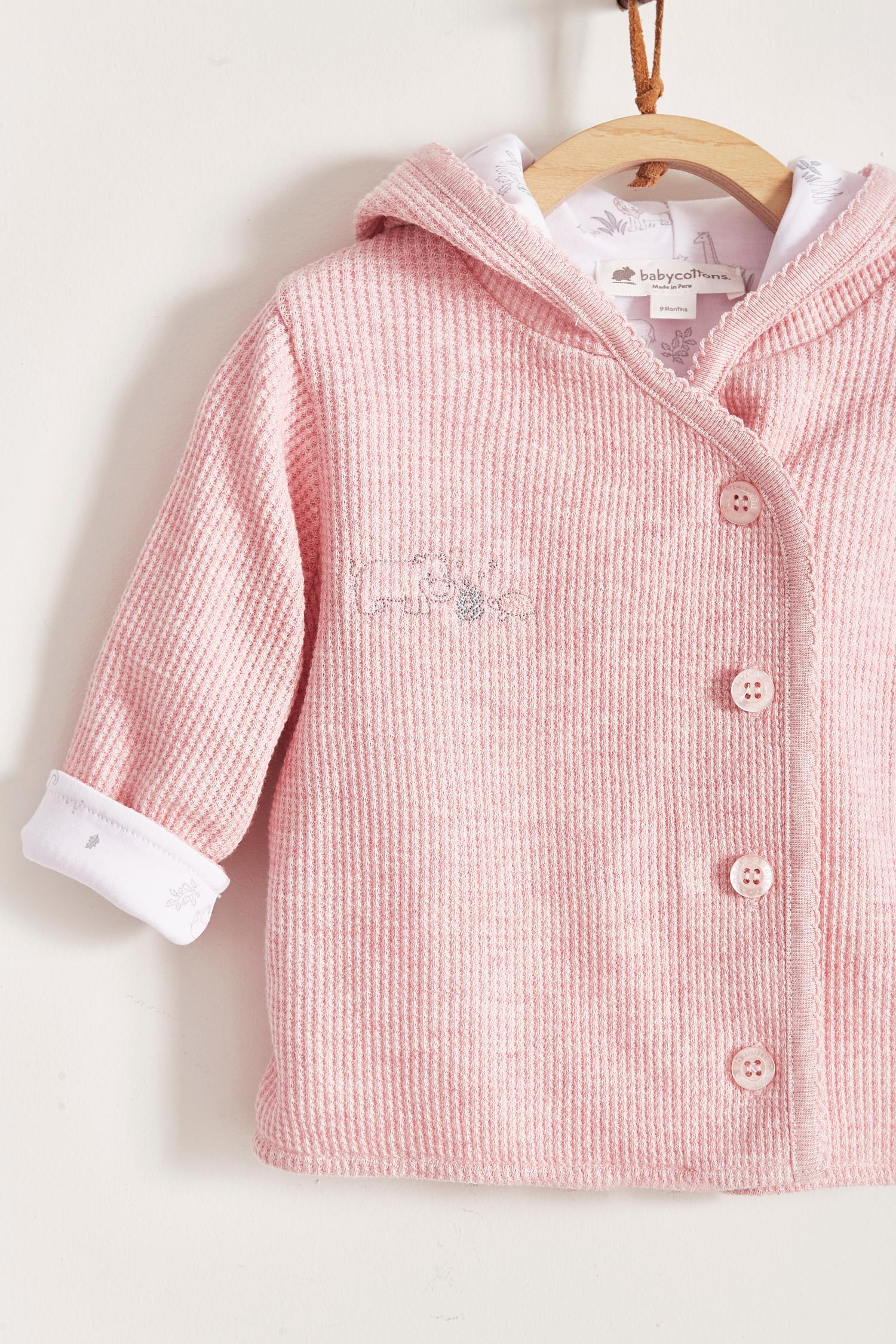 Ideal for winter, Mini Safari Waffle cardigan is super cute and comfortable for babies. Fully lined with printed Pima cotton, outside is one-color waffle styled. Combine it with our mini safari waffle pants, and mini safari bodysuit for a complete look. Colour: Pink. Composition: 100% Peruvian Pima cotton  Made in Peru. Machine washable.