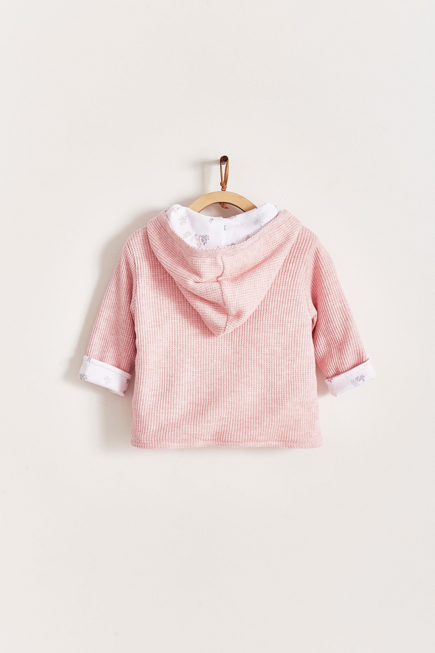 Ideal for winter, Mini Safari Waffle cardigan is super cute and comfortable for babies. Fully lined with printed Pima cotton, outside is one-color waffle styled. Combine it with our mini safari waffle pants, and mini safari bodysuit for a complete look. Colour: Pink. Composition: 100% Peruvian Pima cotton  Made in Peru. Machine washable.