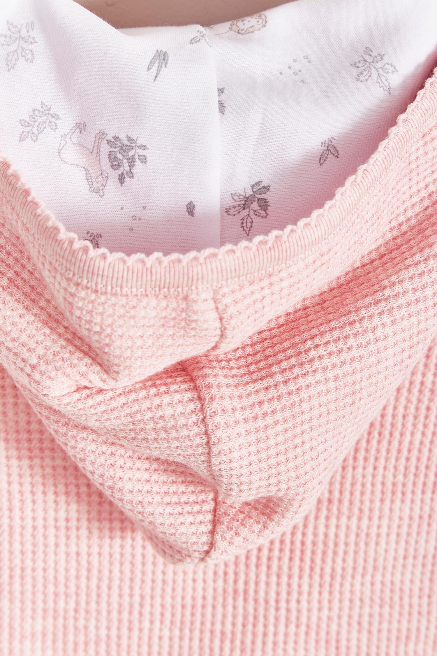 Ideal for winter, Mini Safari Waffle cardigan is super cute and comfortable for babies. Fully lined with printed Pima cotton, outside is one-color waffle styled. Combine it with our mini safari waffle pants, and mini safari bodysuit for a complete look. Colour: Pink. Composition: 100% Peruvian Pima cotton  Made in Peru. Machine washable.