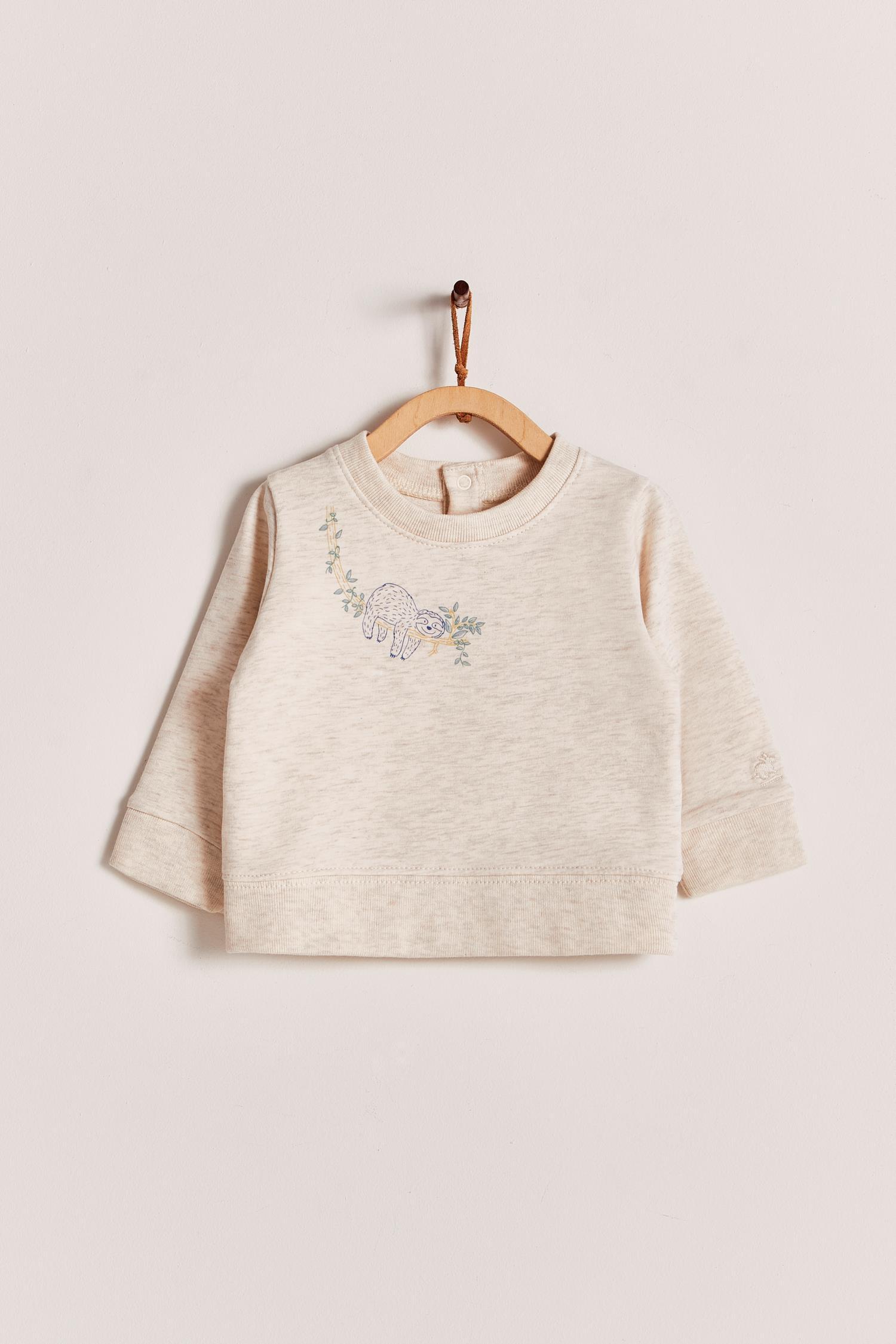 Keep your little one warm and comfortable with our baby sweatshirt, fully printed with our cute Safari collection. Round neckline and snaps closure at the back. Match it with any of our pants for the sweetest look and the perfect gift! Colour: Beige melange with blue and green details. Composition: 100% Peruvian Pima cotton.  Made in Peru. Machine wash cold. 