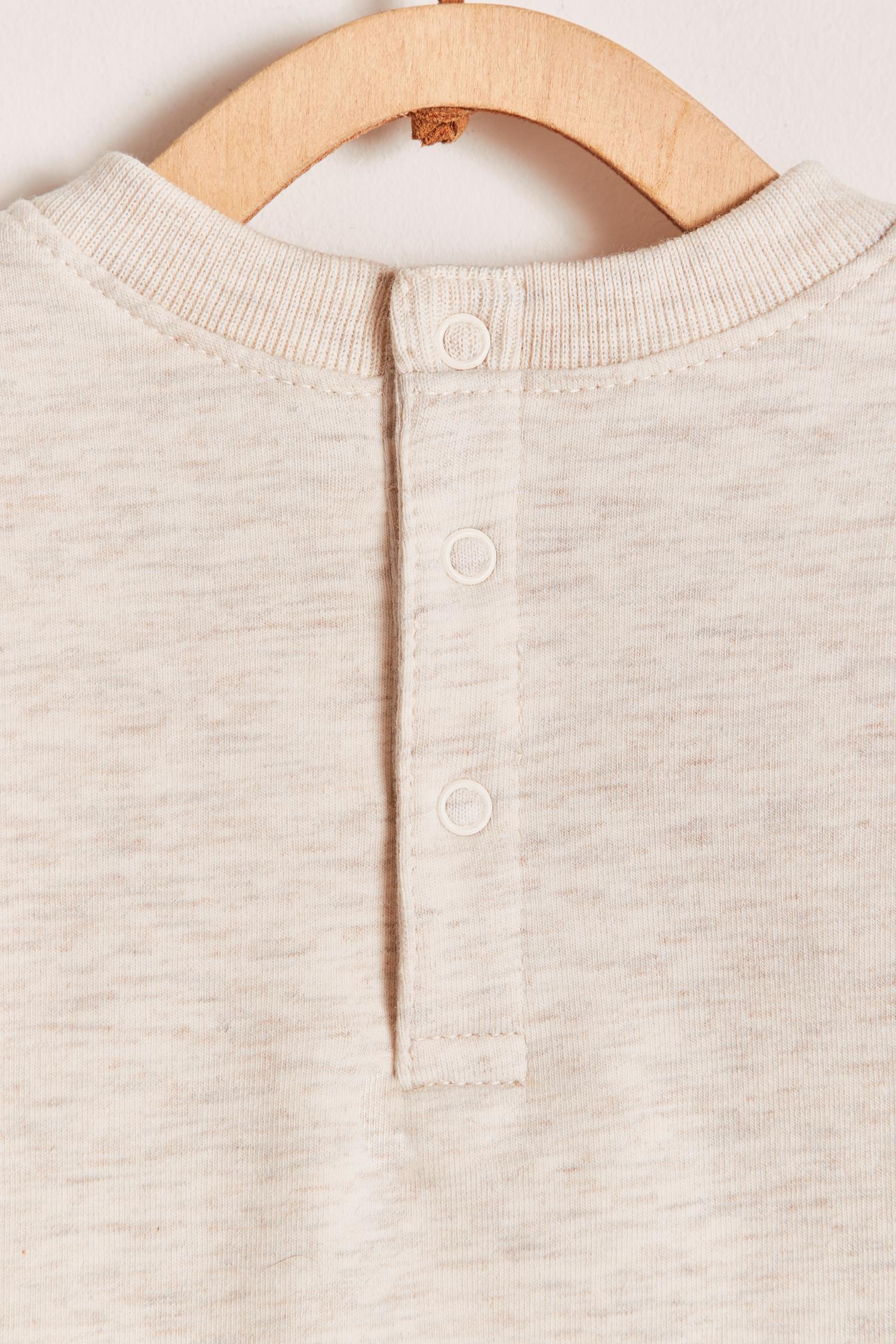 Keep your little one warm and comfortable with our baby sweatshirt, fully printed with our cute Safari collection. Round neckline and snaps closure at the back. Match it with any of our pants for the sweetest look and the perfect gift! Colour: Beige melange with blue and green details. Composition: 100% Peruvian Pima cotton.  Made in Peru. Machine wash cold. 