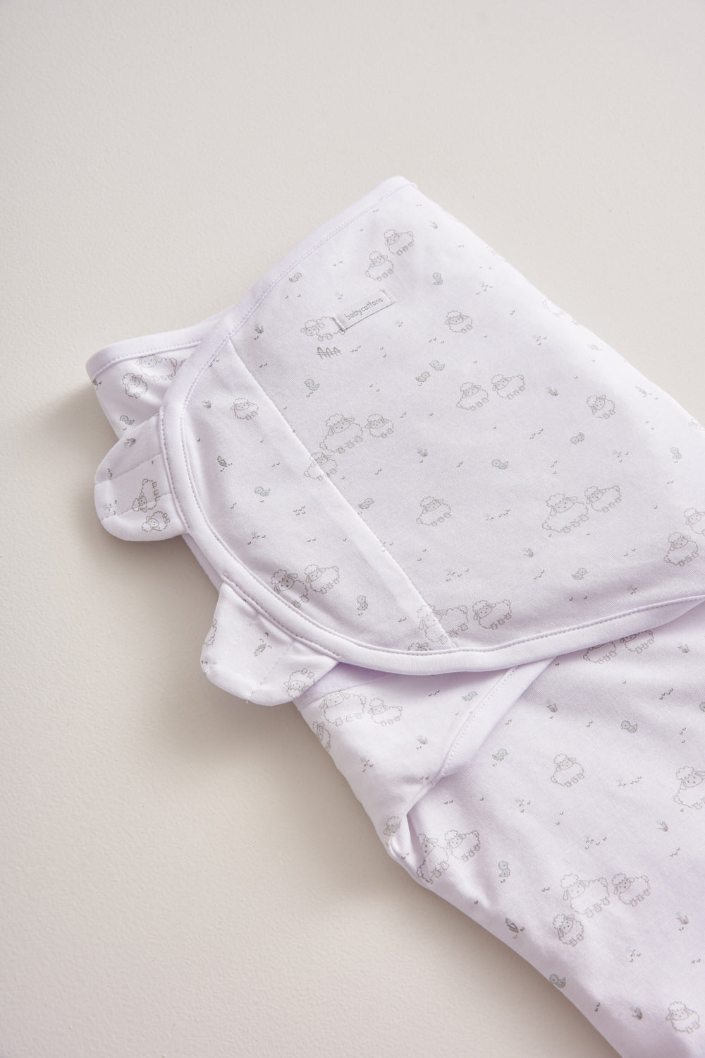 Ensure your baby gets the most comfortable, long-lasting, and quality sleep in the softest Pima Cotton swaddle. Printed with little sheets and delicate details Easily adjusted and simple to use makes our swaddles the perfect fit for any newborn. Measures approx: 71 cm x 46 cm Composition: 100% Peruvian Pima Cotton.  Made in Perú.  Machine washable.