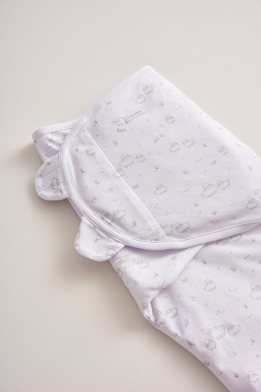 Ensure your baby gets the most comfortable, long-lasting, and quality sleep in the softest Pima Cotton swaddle. Printed with little sheets and delicate details Easily adjusted and simple to use makes our swaddles the perfect fit for any newborn. Measures approx: 71 cm x 46 cm Composition: 100% Peruvian Pima Cotton.  Made in Perú.  Machine washable.