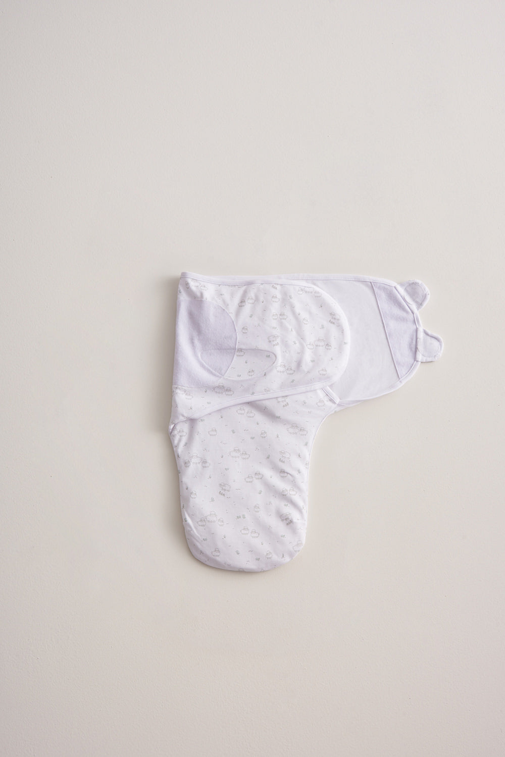 Ensure your baby gets the most comfortable, long-lasting, and quality sleep in the softest Pima Cotton swaddle. Printed with little sheets and delicate details Easily adjusted and simple to use makes our swaddles the perfect fit for any newborn. Measures approx: 71 cm x 46 cm Composition: 100% Peruvian Pima Cotton.  Made in Perú.  Machine washable.