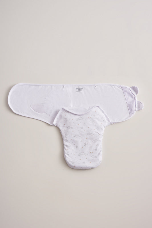 Ensure your baby gets the most comfortable, long-lasting, and quality sleep in the softest Pima Cotton swaddle. Printed with little sheets and delicate details Easily adjusted and simple to use makes our swaddles the perfect fit for any newborn. Measures approx: 71 cm x 46 cm Composition: 100% Peruvian Pima Cotton.  Made in Perú.  Machine washable.