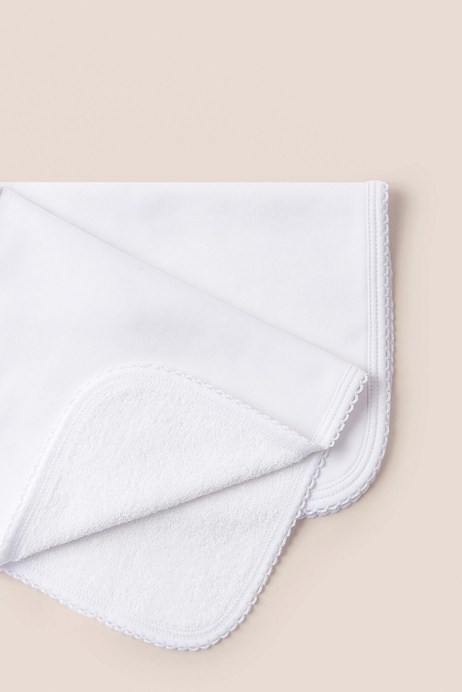 Essential set of two cute and ultra soft burp cloths, a must have for your little one with our lovely logo embroidered! Two Pima cotton burp cloths of approx. 18 cm x 36 cm designed with picot edging.  Reverse side has absorbent towel for extra comfort. This product is a MUST have! Composition: 100% Pima Cotton.  Made in Peru.  Machine washable.