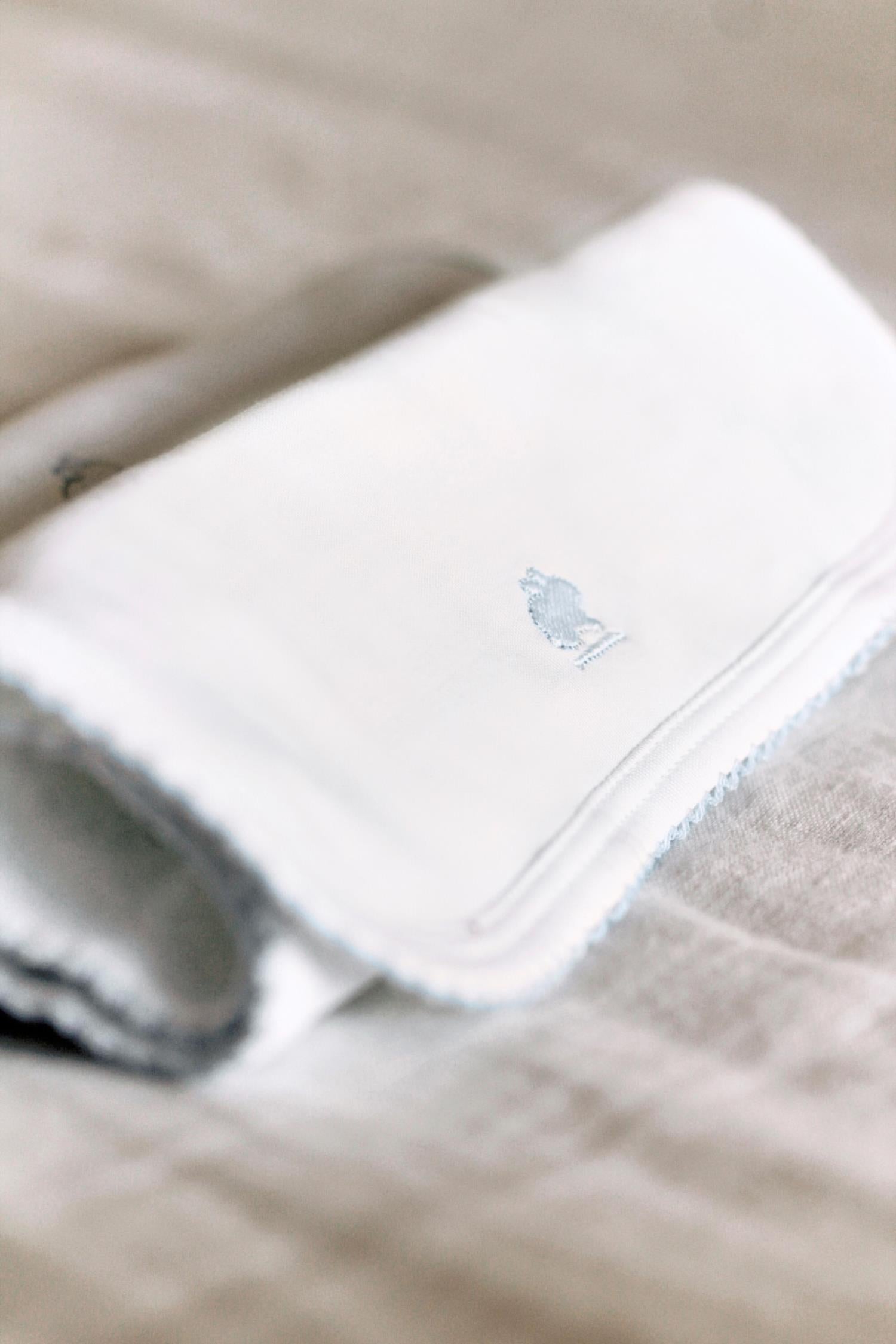 Essential set of two cute and ultra soft burp cloths, a must have for your little one with our lovely logo embroidered! Two Pima cotton burp cloths of approx. 18 cm x 36 cm designed with picot edging.  Reverse side has absorbent towel for extra comfort. This product is a MUST have! Composition: 100% Pima Cotton.  Made in Peru.  Machine washable.