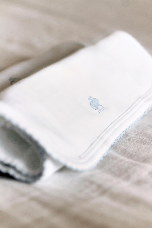 Essential set of two cute and ultra soft burp cloths, a must have for your little one with our lovely logo embroidered! Two Pima cotton burp cloths of approx. 18 cm x 36 cm designed with picot edging.  Reverse side has absorbent towel for extra comfort. This product is a MUST have! Composition: 100% Pima Cotton.  Made in Peru.  Machine washable.