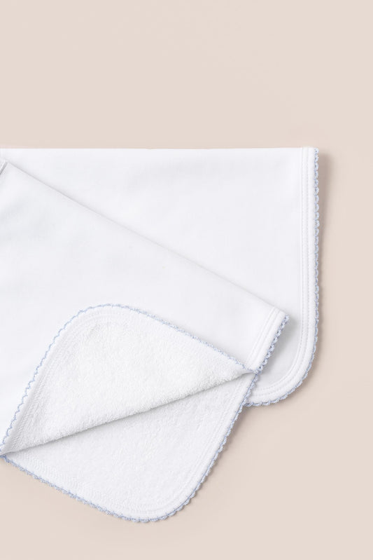 Essential set of two cute and ultra soft burp cloths, a must have for your little one with our lovely logo embroidered! Two Pima cotton burp cloths of approx. 18 cm x 36 cm designed with picot edging.  Reverse side has absorbent towel for extra comfort. This product is a MUST have! Composition: 100% Pima Cotton.  Made in Peru.  Machine washable.