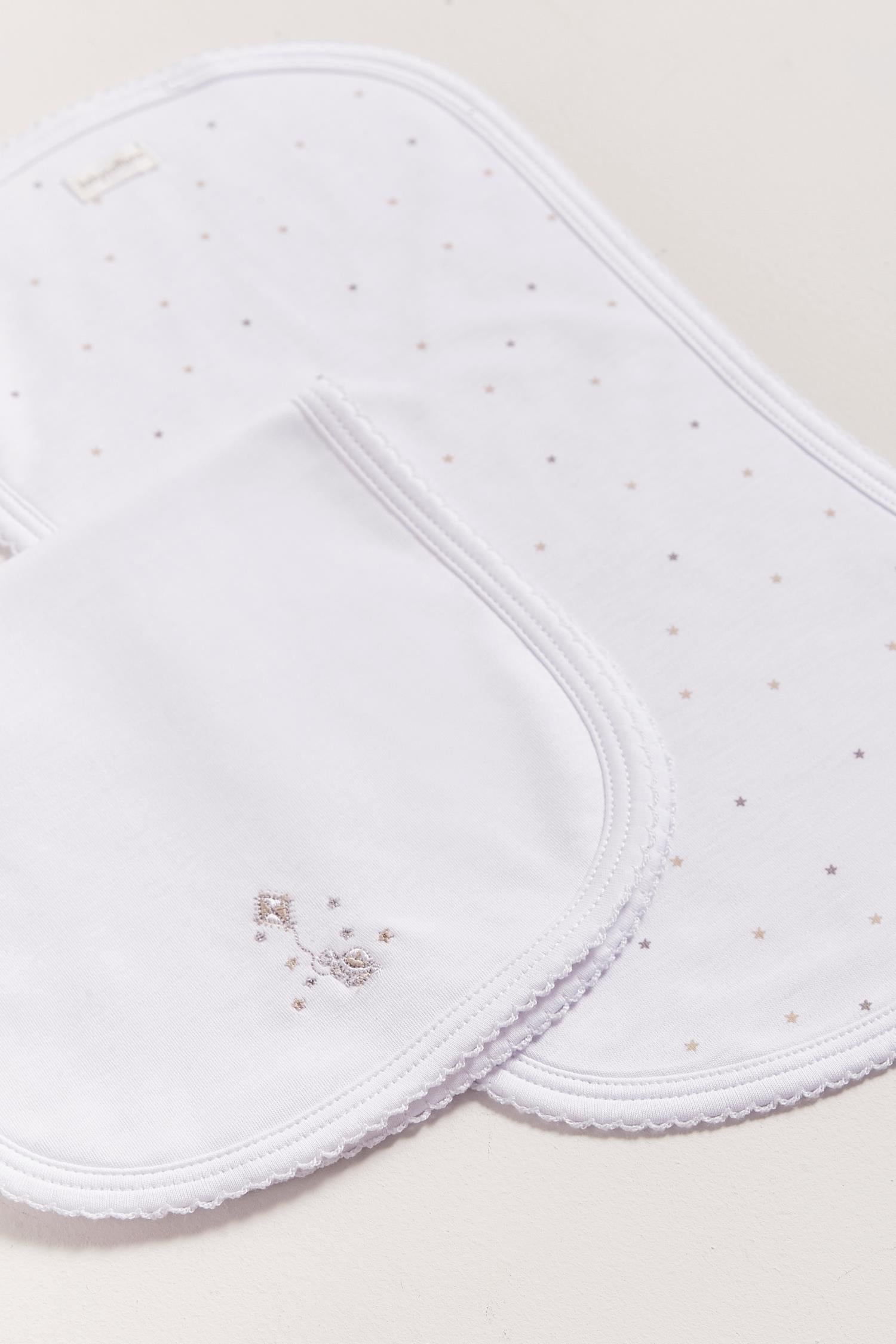 Protect your clothes after feeding with this set of two cute and ultra soft burp clothes!  Two Pima cotton burp clothes of approx. 18 cm x 36 cm, one with our Night Stars full print and the other one plain white with an embroidered turtle enjoying around the stars.  Reverse side has absorbent towel for extra comfort. This product is a MUST have! Composition: 100% Pima Cotton.  Made in Peru.  Machine washable.