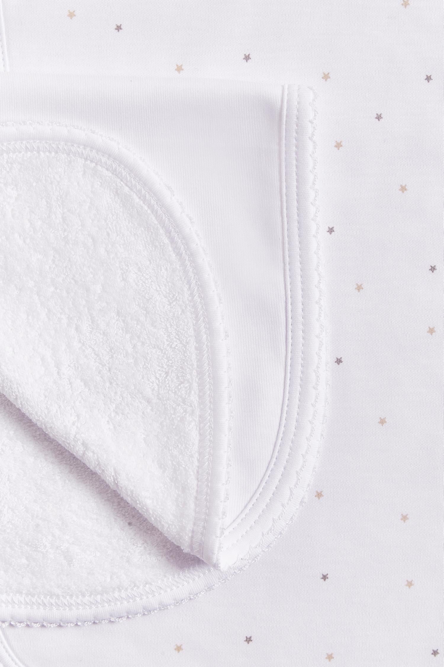Protect your clothes after feeding with this set of two cute and ultra soft burp clothes!  Two Pima cotton burp clothes of approx. 18 cm x 36 cm, one with our Night Stars full print and the other one plain white with an embroidered turtle enjoying around the stars.  Reverse side has absorbent towel for extra comfort. This product is a MUST have! Composition: 100% Pima Cotton.  Made in Peru.  Machine washable.