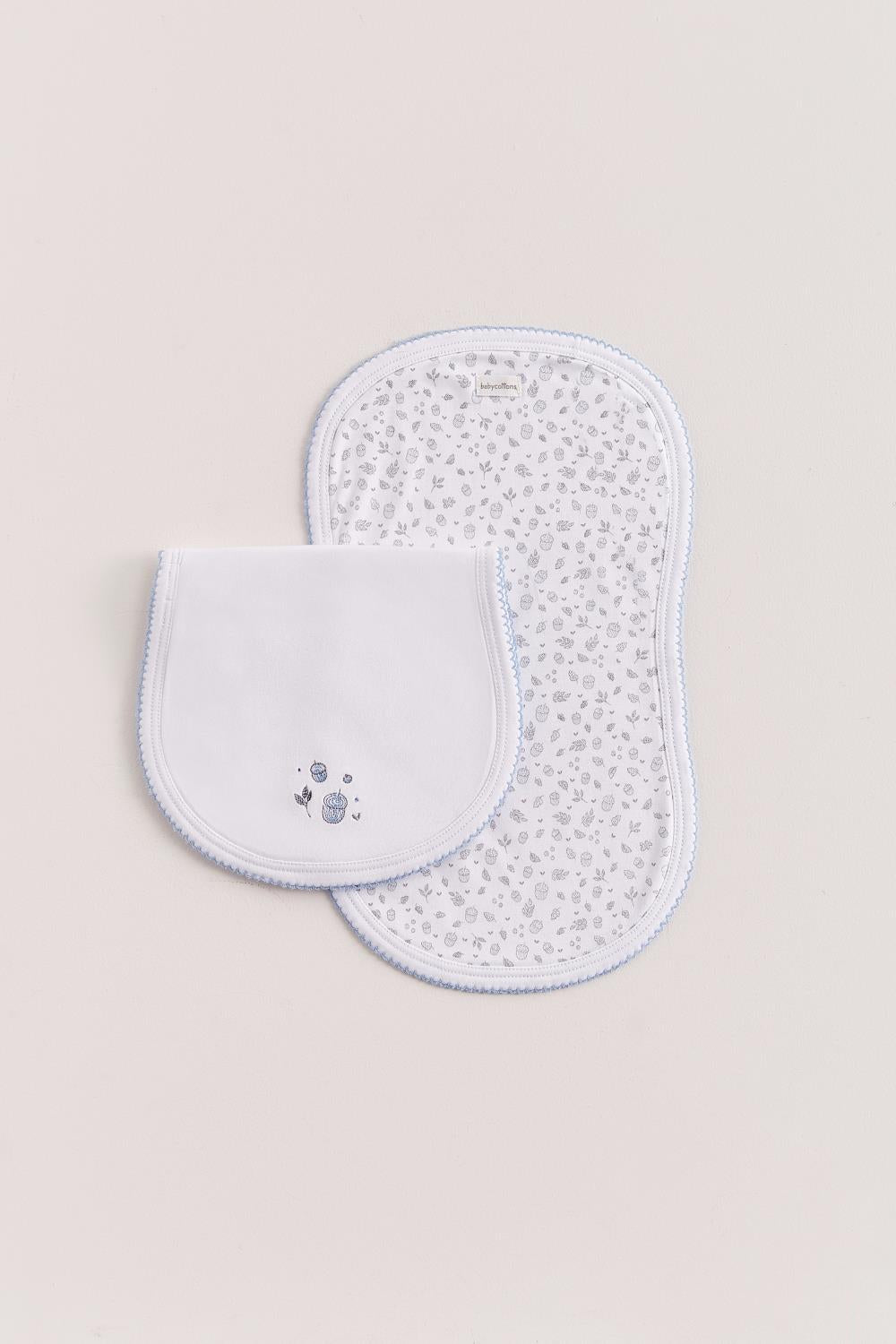 Protect your clothes after feeding with this set of two cute and ultra soft burp clothes!  Two Pima cotton burp clothes of approx. 18 cm x 36 cm, one with our Leaves full print and the other one plain white with embroidered little leaves and acorns.  Reverse side has absorbent towel for extra comfort. This product is a MUST have! Composition: 100% Pima Cotton.  Made in Peru.  Machine washable.