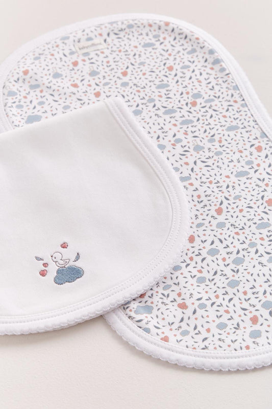 Protect your clothes after feeding with this set of two cute and ultra soft burp clothes!  Two Pima cotton burp clothes of approx. 18 cm x 36 cm, one with our Fall in Love full print and the other one plain white with embroidered details.  Reverse side has absorbent towel for extra comfort. This product is a MUST have! Composition: 100% Pima Cotton.  Made in Peru.  Machine washable. 