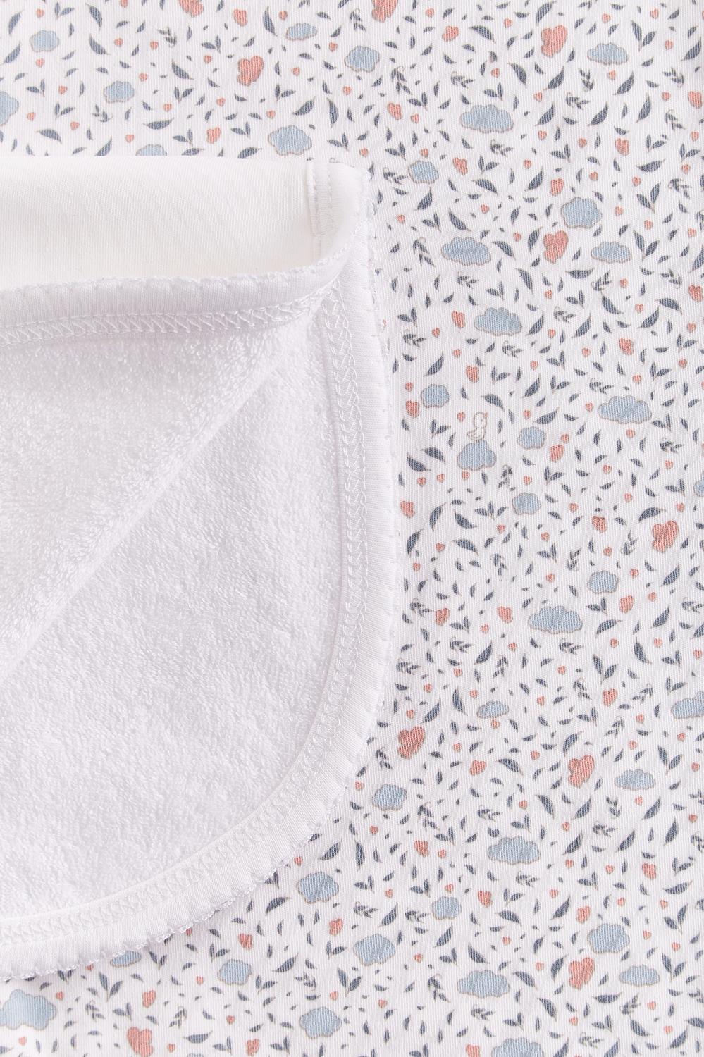 Protect your clothes after feeding with this set of two cute and ultra soft burp clothes!  Two Pima cotton burp clothes of approx. 18 cm x 36 cm, one with our Fall in Love full print and the other one plain white with embroidered details.  Reverse side has absorbent towel for extra comfort. This product is a MUST have! Composition: 100% Pima Cotton.  Made in Peru.  Machine washable. 