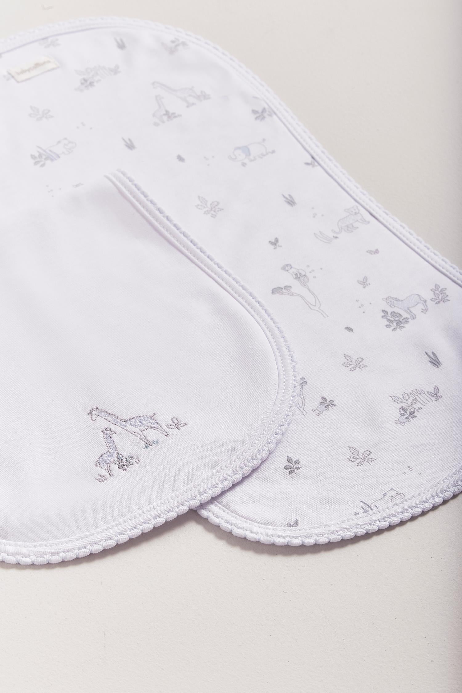 Protect your clothes after feeding with this set of two cute and ultra soft burp clothes!  Two Pima cotton burp clothes of approx. 18 cm x 36 cm, one with full print and the other one plain white with two embroidered giraffes.  Reverse side has absorbent towel for extra comfort. This product is a MUST have! Composition: 100% Pima Cotton.  Made in Peru.  Machine washable. 