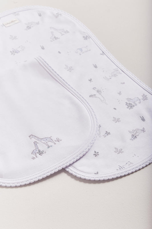 Protect your clothes after feeding with this set of two cute and ultra soft burp clothes!  Two Pima cotton burp clothes of approx. 18 cm x 36 cm, one with full print and the other one plain white with two embroidered giraffes.  Reverse side has absorbent towel for extra comfort. This product is a MUST have! Composition: 100% Pima Cotton.  Made in Peru.  Machine washable. 