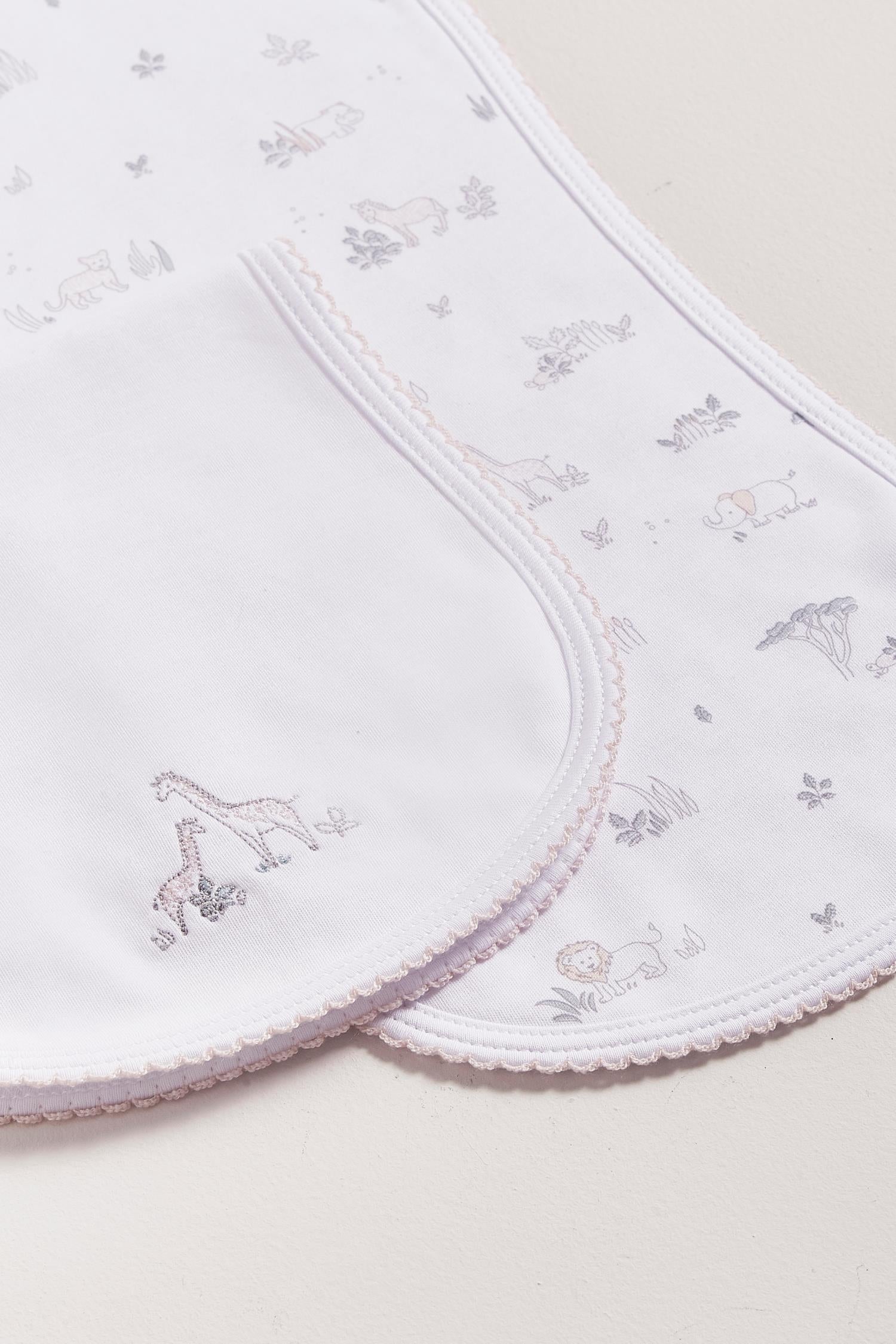 Protect your clothes after feeding with this set of two cute and ultra soft burp clothes!  Two Pima cotton burp clothes of approx. 18 cm x 36 cm, one with our Mini Safari print and the other one plain white with embroidered giraffes.  Reverse side has absorbent towel for extra comfort. This product is a MUST have! Composition: 100% Pima Cotton.  Made in Peru.  Machine washable. 