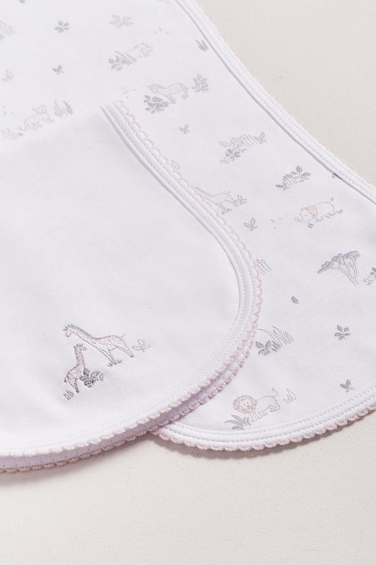 Protect your clothes after feeding with this set of two cute and ultra soft burp clothes!  Two Pima cotton burp clothes of approx. 18 cm x 36 cm, one with our Mini Safari print and the other one plain white with embroidered giraffes.  Reverse side has absorbent towel for extra comfort. This product is a MUST have! Composition: 100% Pima Cotton.  Made in Peru.  Machine washable. 