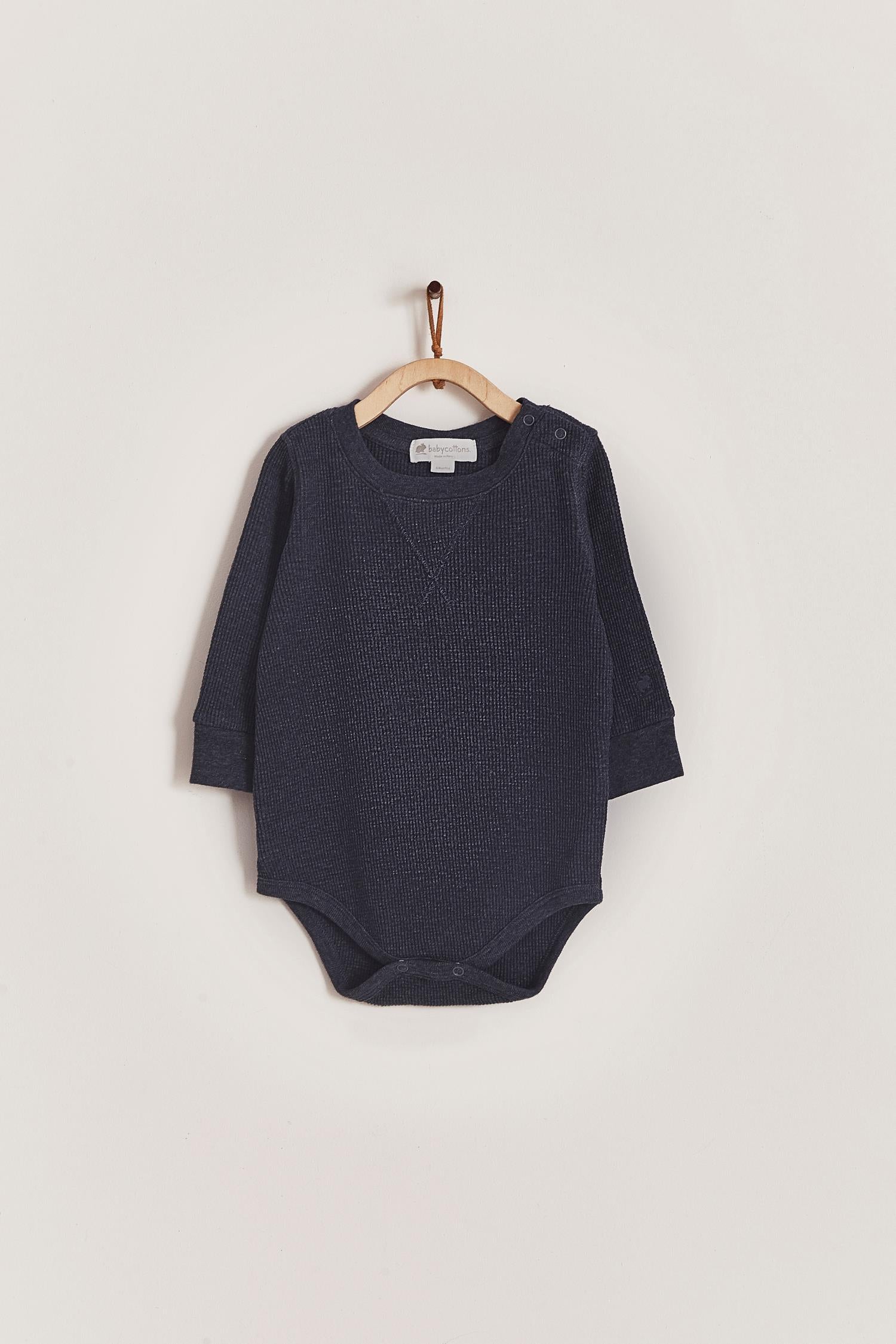 Our Pima Colours Waffle long sleeve bodysuit is perfect for winter time! This beautiful top gives the coolest look to your little one. Pair it with any of our sweatpants, overalls or waffle pants for the perfect look or gift! Colour: Blue. Composition: 100% Peruvian Pima Cotton.  Made in Peru.  Machine washable. 