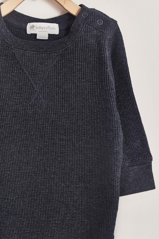 Our Pima Colours Waffle long sleeve bodysuit is perfect for winter time! This beautiful top gives the coolest look to your little one. Pair it with any of our sweatpants, overalls or waffle pants for the perfect look or gift! Colour: Blue. Composition: 100% Peruvian Pima Cotton.  Made in Peru.  Machine washable. 