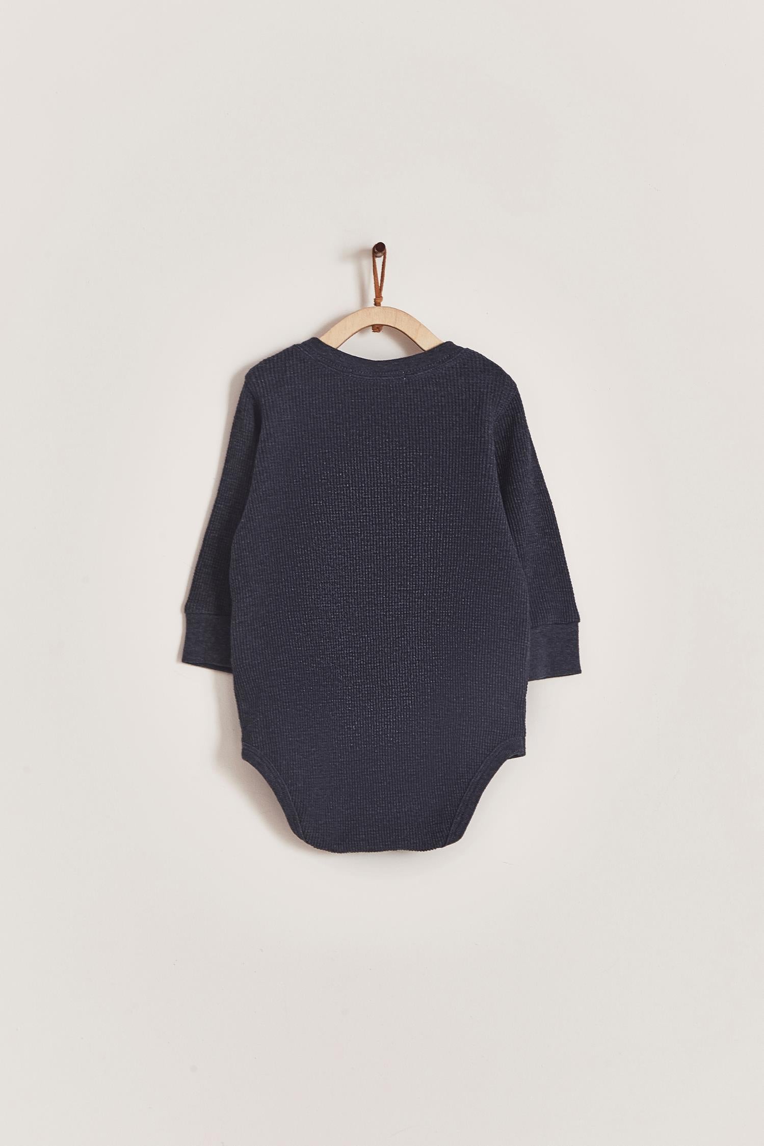 Our Pima Colours Waffle long sleeve bodysuit is perfect for winter time! This beautiful top gives the coolest look to your little one. Pair it with any of our sweatpants, overalls or waffle pants for the perfect look or gift! Colour: Blue. Composition: 100% Peruvian Pima Cotton.  Made in Peru.  Machine washable. 