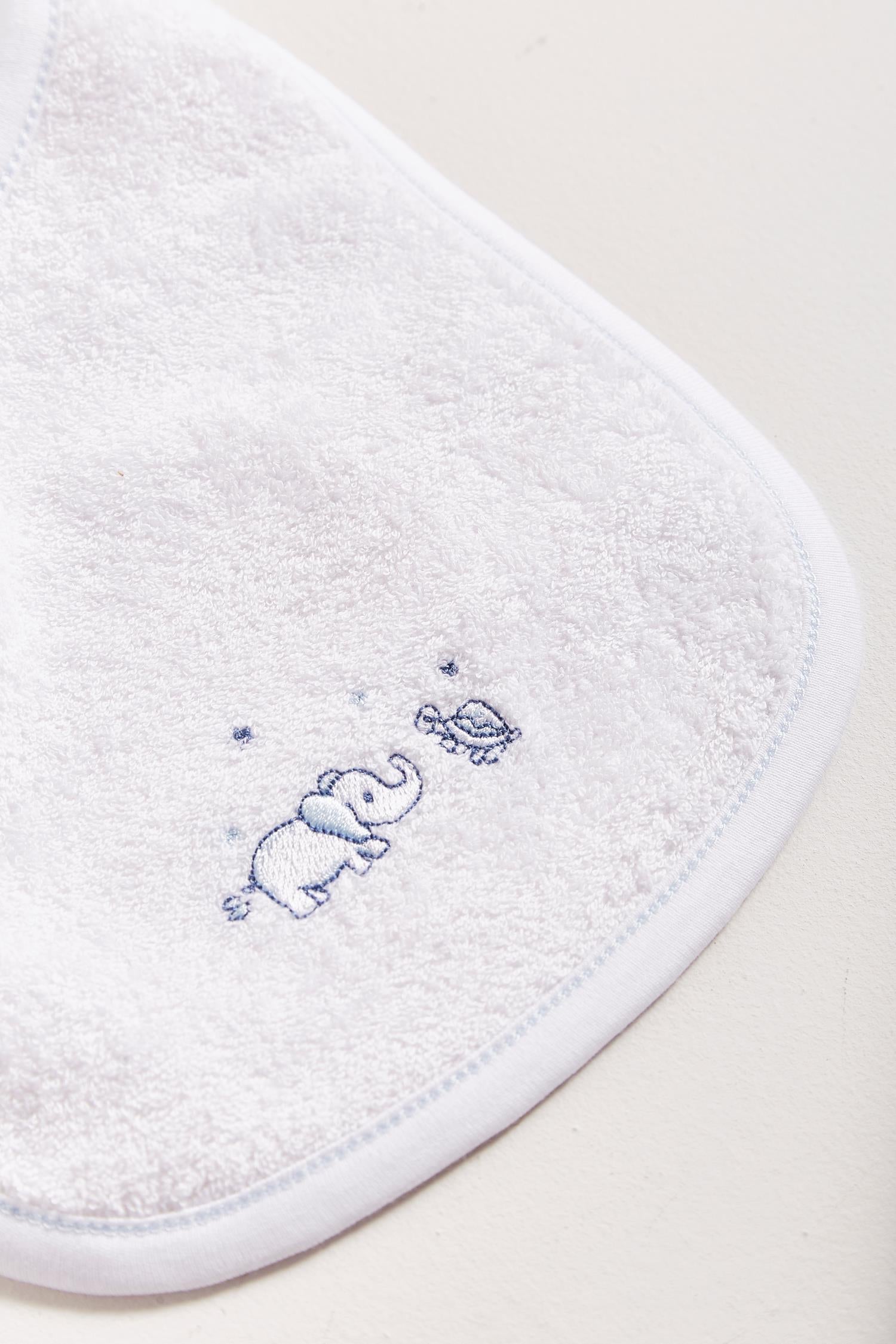 This Celine & Bernie bib is perfect to fit while your baby grows from 0 to 6 months. It helps to keep teething baby dry and neat and it’s also versatile enough for any daily outfit.  Front side comes with a full print of our blue Celine & Bernie collection, and reverse side has absorbent towel for extra comfort.  Clasp closure. Composition: 100% Peruvian Pima Cotton.  Made in Peru.  Machine washable.