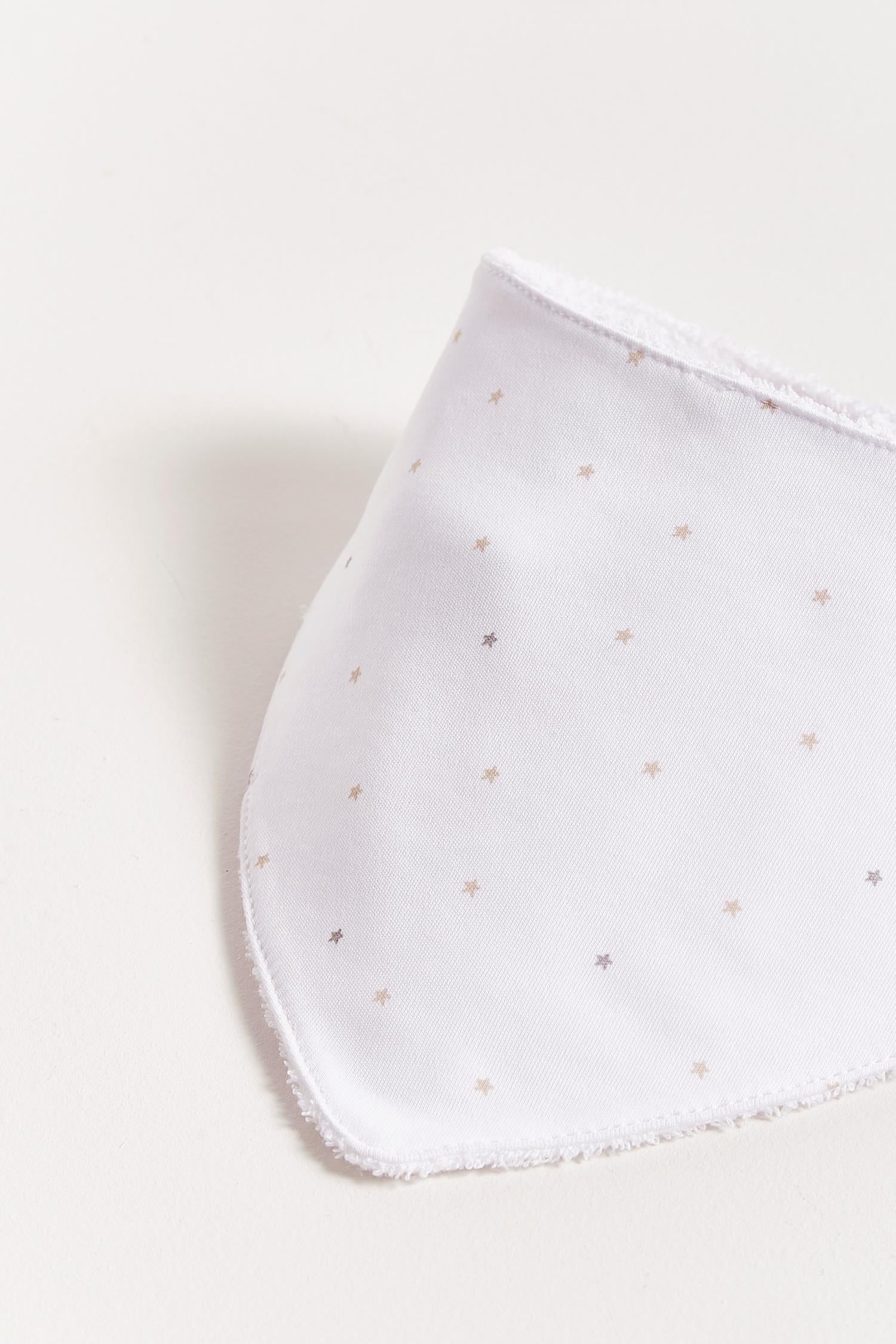 This unisex bandana bib is perfect to fit your baby from 0 to 6 months. It not only helps to keep teething baby dry and neat, but is also versatile enough for any daily outfit. Comes with full print of our lovely Night Stars collection. The reverse side has an absorbent towel for an extra comfort. Composition: 100% Peruvian Pima Cotton.  Made in Peru.  Machine washable. 