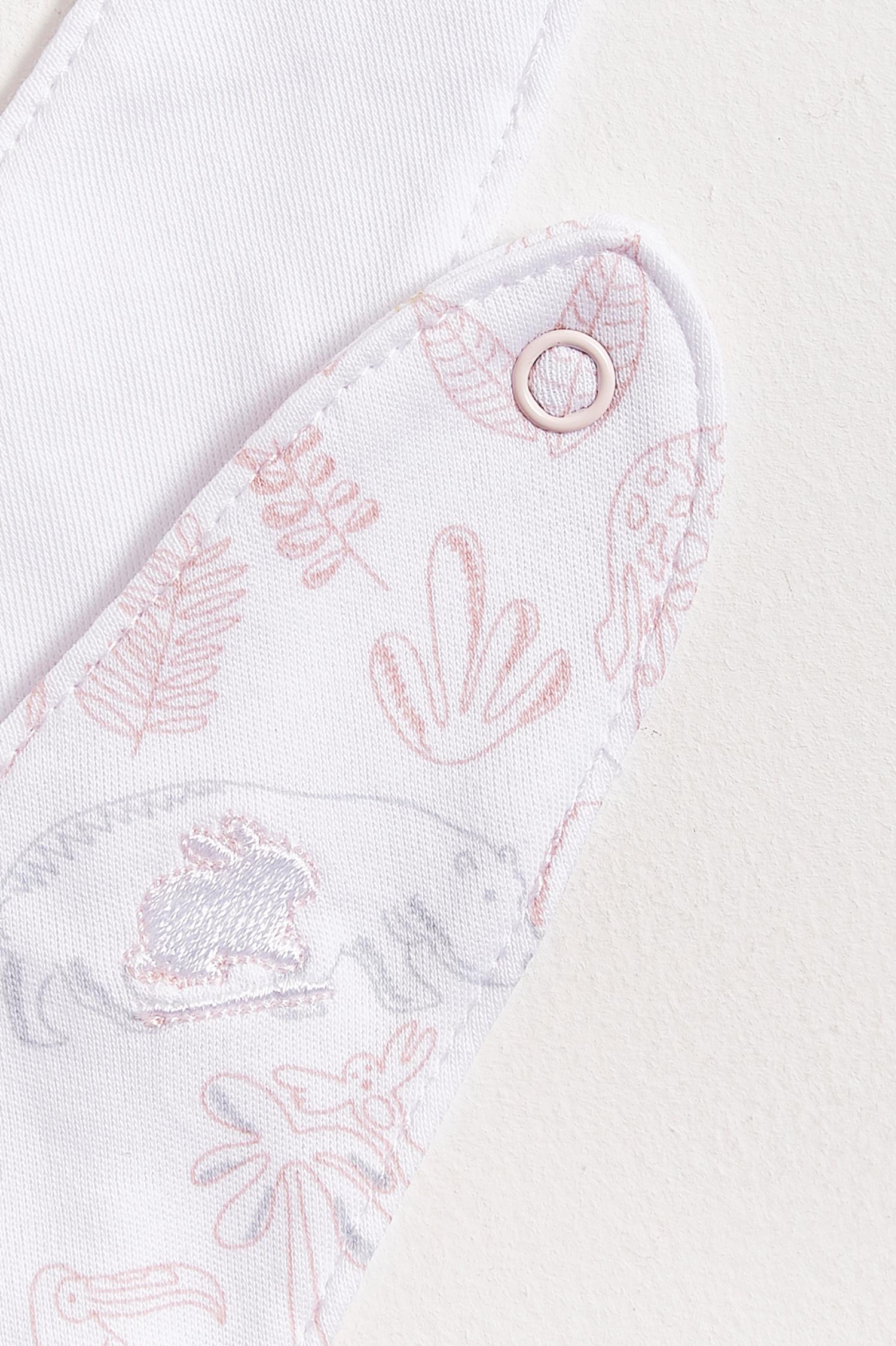 This set of 2 bandana style bibs is perfect to fit your baby from 0 to 6 months. It not only helps to keep teething baby dry and neat, but is also versatile enough for any daily outfit. One comes with an embroidered giraffe and the second one comes with full print of the collection The reverse side has an absorbent towel for an extra comfort. Composition: 100% Peruvian Pima Cotton.  Made in Peru.  Machine washable. 