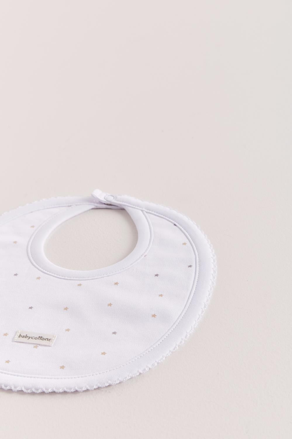 This unisex bib is perfect to fit your baby from 0 to 6 months. It not only helps to keep teething baby dry and neat, but is also versatile enough for any daily outfit. Front side comes with a full print of our Night Stars collection. The reverse side has an absorbent towel for an extra comfort. Composition: 100% Peruvian Pima Cotton.  Made in Peru.  Machine washable. 