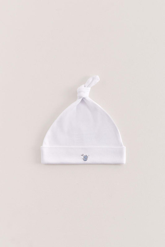 Made with the softest Pima cotton, this hat is a perfect addition to your baby's wardrobe.  The lightweight fitted hat will keep your little one comfy and warm.  This knot beanie features a cute print that matches perfectly with our Leaves collection. Composition: 100% Peruvian Pima Cotton.  Made in Peru.  Machine washable. 