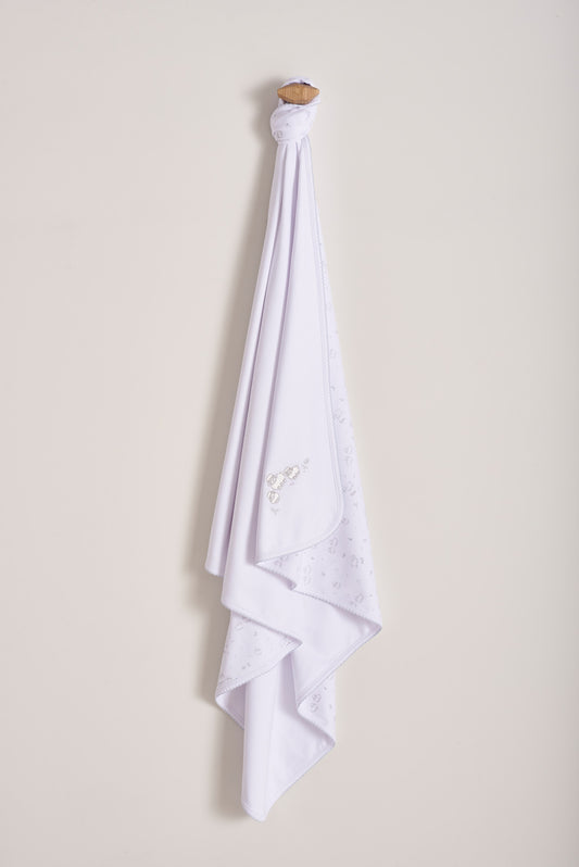Crafted from super soft Pima cotton, this receiving blanket makes babies first months extra cozy. This two sided blanket features a sleek white finish with an embroidered Fluffy Sheep, while the other side comes with a full print of our lovely Fluffy Sheep collection. Approximate measurement: 100 cm x 100 cm. Composition: 100% Peruvian Pima Cotton.  Made in Peru.  Machine washable. 