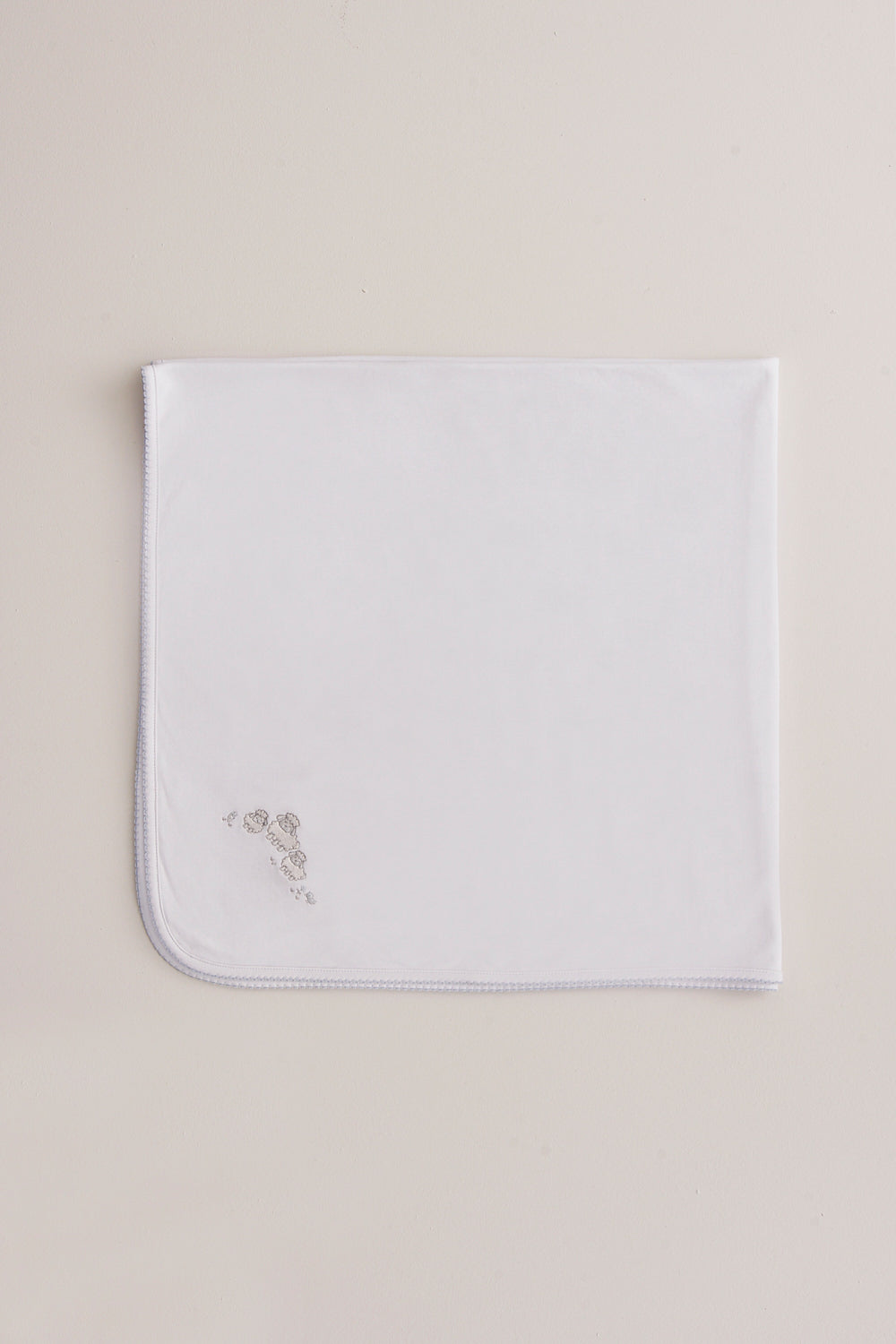 Crafted from super soft Pima cotton, this receiving blanket makes babies first months extra cozy. This two sided blanket features a sleek white finish with an embroidered Fluffy Sheep, while the other side comes with a full print of our lovely Fluffy Sheep collection. Approximate measurement: 100 cm x 100 cm. Composition: 100% Peruvian Pima Cotton.  Made in Peru.  Machine washable. 
