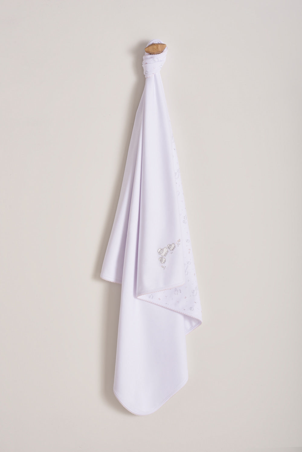 Crafted from super soft Pima cotton, this receiving blanket makes babies first months extra cozy. This two sided blanket features a sleek white finish with an embroidered Fluffy Sheep, while the other side comes with a full print of our lovely Fluffy Sheep collection. Approximate measurement: 100 cm x 100 cm. Composition: 100% Peruvian Pima Cotton.  Made in Peru.  Machine washable. 