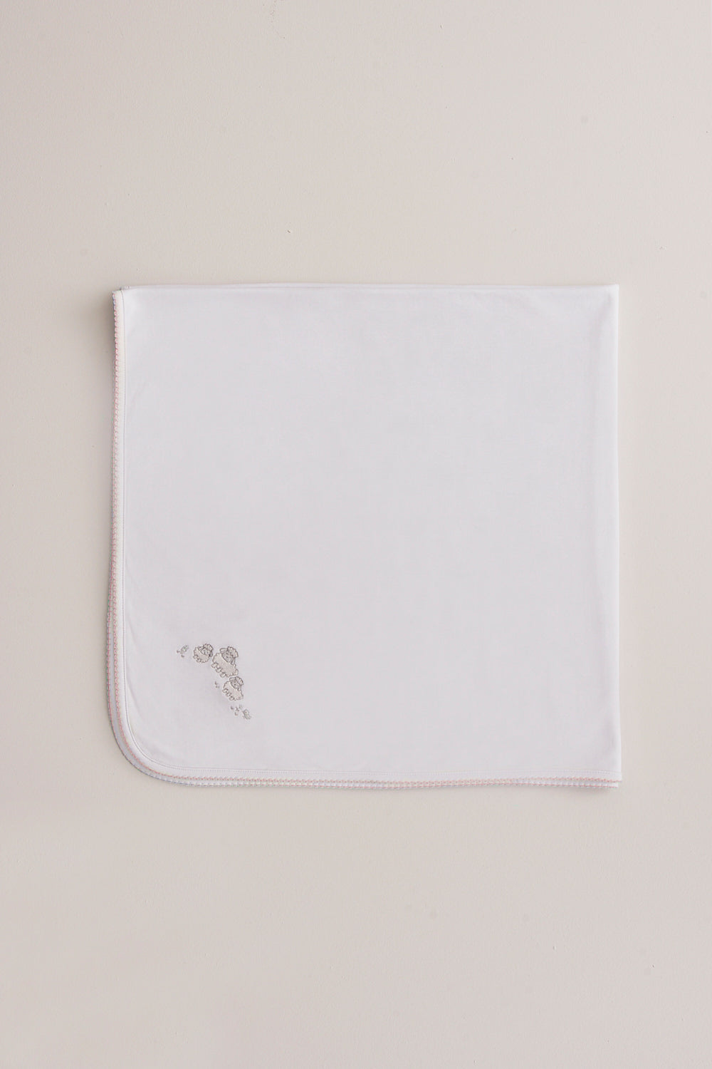 Crafted from super soft Pima cotton, this receiving blanket makes babies first months extra cozy. This two sided blanket features a sleek white finish with an embroidered Fluffy Sheep, while the other side comes with a full print of our lovely Fluffy Sheep collection. Approximate measurement: 100 cm x 100 cm. Composition: 100% Peruvian Pima Cotton.  Made in Peru.  Machine washable. 