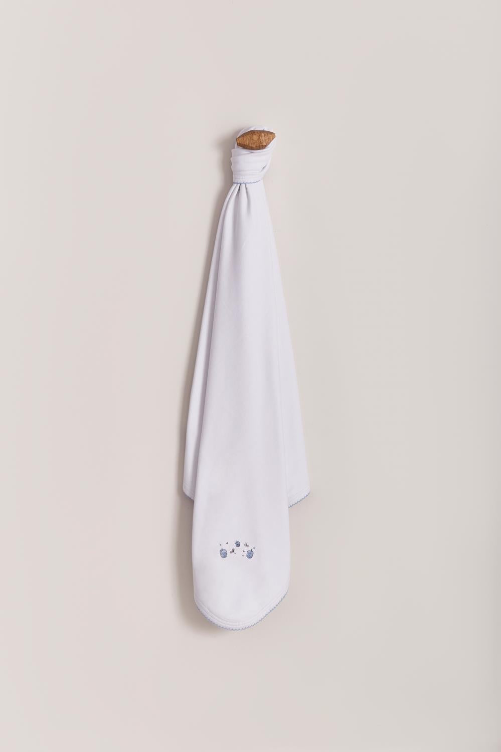 Crafted from super soft cotton, this receiving blanket makes babies first months extra cozy.  The two sided blanket features a sleek white finish with embroidery, while the other side comes with a full print of our lovely Leaves collection. Approximate measurement: 73 cm x 69 cm. Composition: 100% Peruvian Pima Cotton.  Made in Peru.  Machine washable. Preferable hand wash first time.