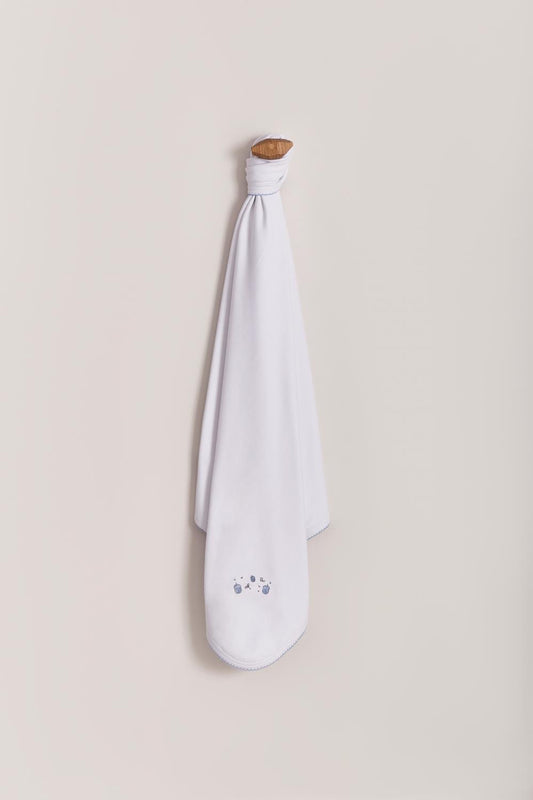 Crafted from super soft cotton, this receiving blanket makes babies first months extra cozy.  The two sided blanket features a sleek white finish with embroidery, while the other side comes with a full print of our lovely Leaves collection. Approximate measurement: 73 cm x 69 cm. Composition: 100% Peruvian Pima Cotton.  Made in Peru.  Machine washable. Preferable hand wash first time.