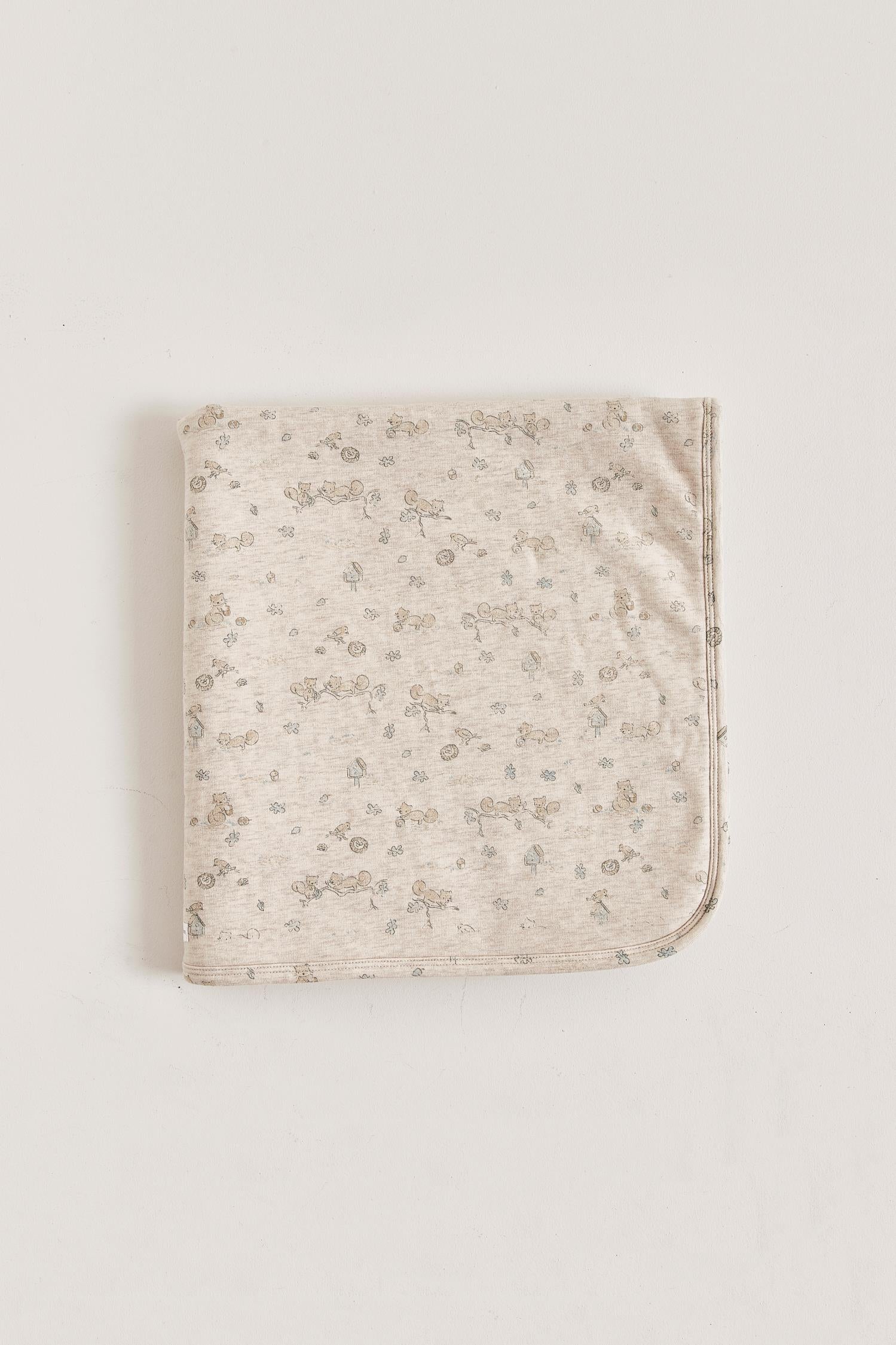 Perfect for keeping your little one cosy and warm on a chilly evening, this sherpa blanket features our little pet Odette print. Its french terry fabric is irresistibly soft and super comfy. Measures approx.: 70 cm x 72 cm. Made in Peru. Machine washable.