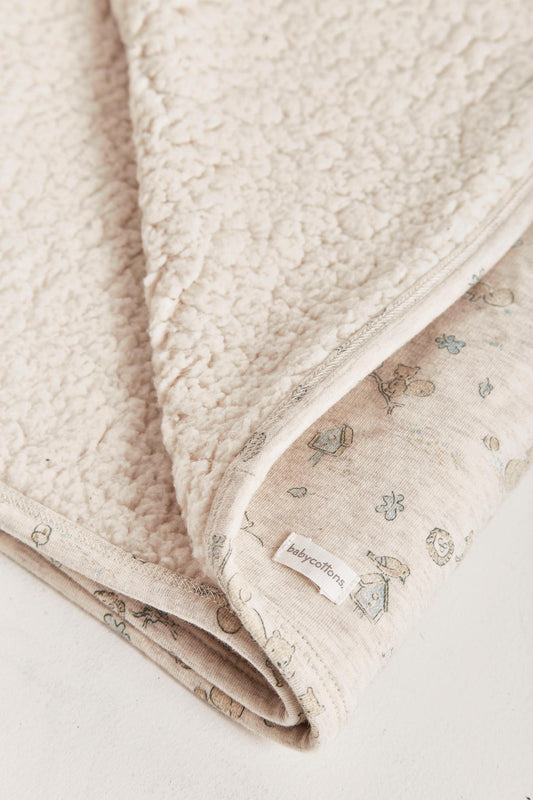 Perfect for keeping your little one cosy and warm on a chilly evening, this sherpa blanket features our little pet Odette print. Its french terry fabric is irresistibly soft and super comfy. Measures approx.: 70 cm x 72 cm. Made in Peru. Machine washable.
