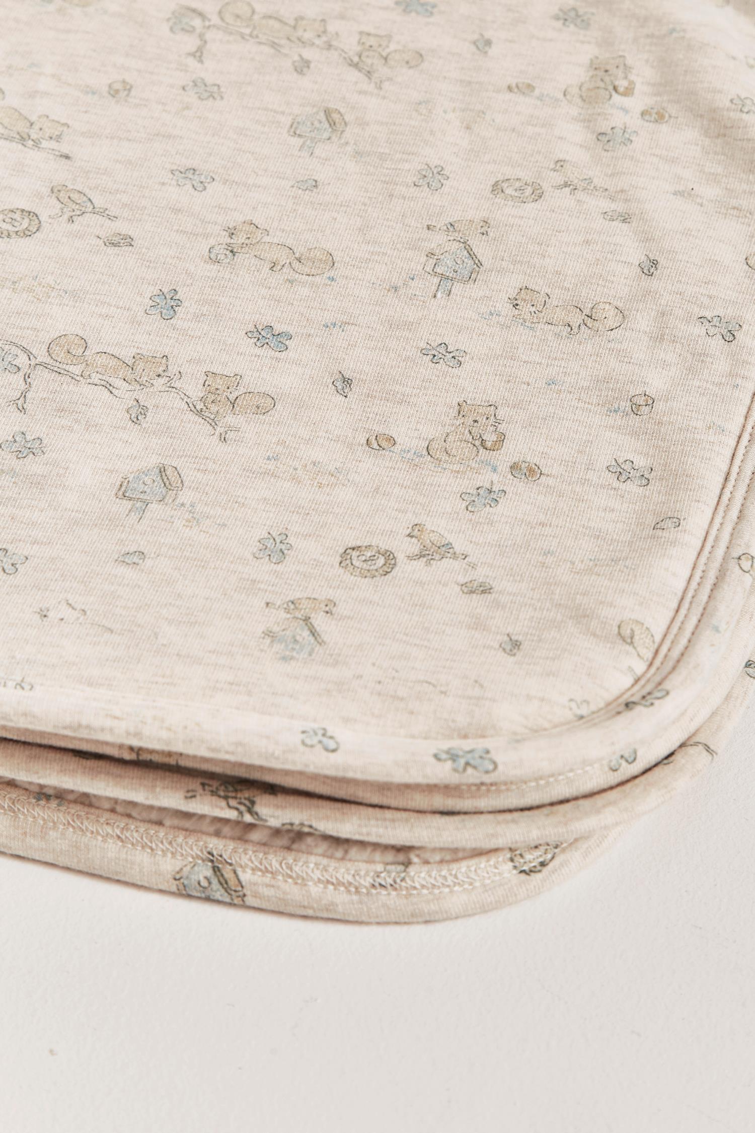 Perfect for keeping your little one cosy and warm on a chilly evening, this sherpa blanket features our little pet Odette print. Its french terry fabric is irresistibly soft and super comfy. Measures approx.: 70 cm x 72 cm. Made in Peru. Machine washable.