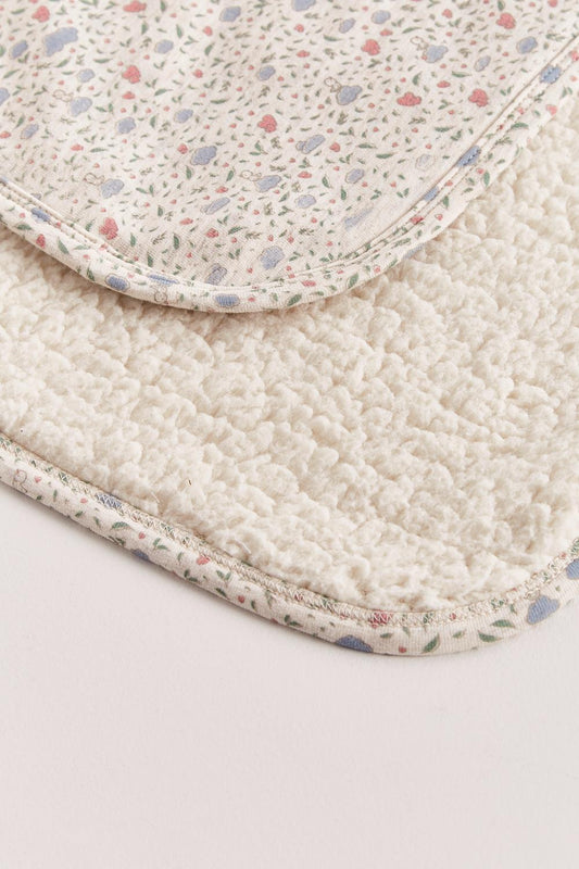 Perfect for keeping your little one cosy and warm on a chilly evening, this sherpa blanket features our Fall In Love print. Its french terry fabric is irresistibly soft and super comfy. Measures approx.: 70 cm x 72 cm. Made in Peru. Machine washable.