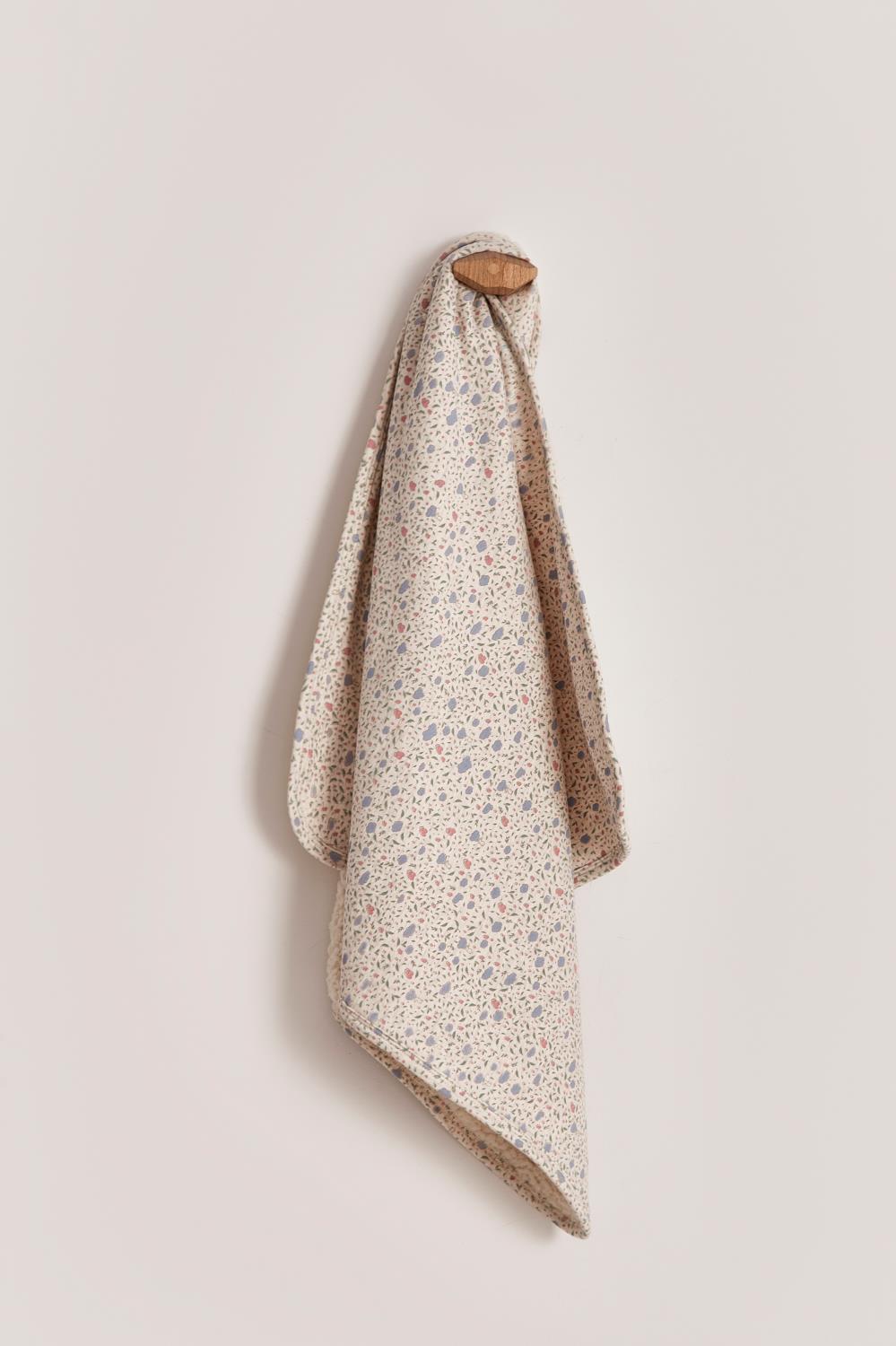 Perfect for keeping your little one cosy and warm on a chilly evening, this sherpa blanket features our Fall In Love print. Its french terry fabric is irresistibly soft and super comfy. Measures approx.: 70 cm x 72 cm. Made in Peru. Machine washable.