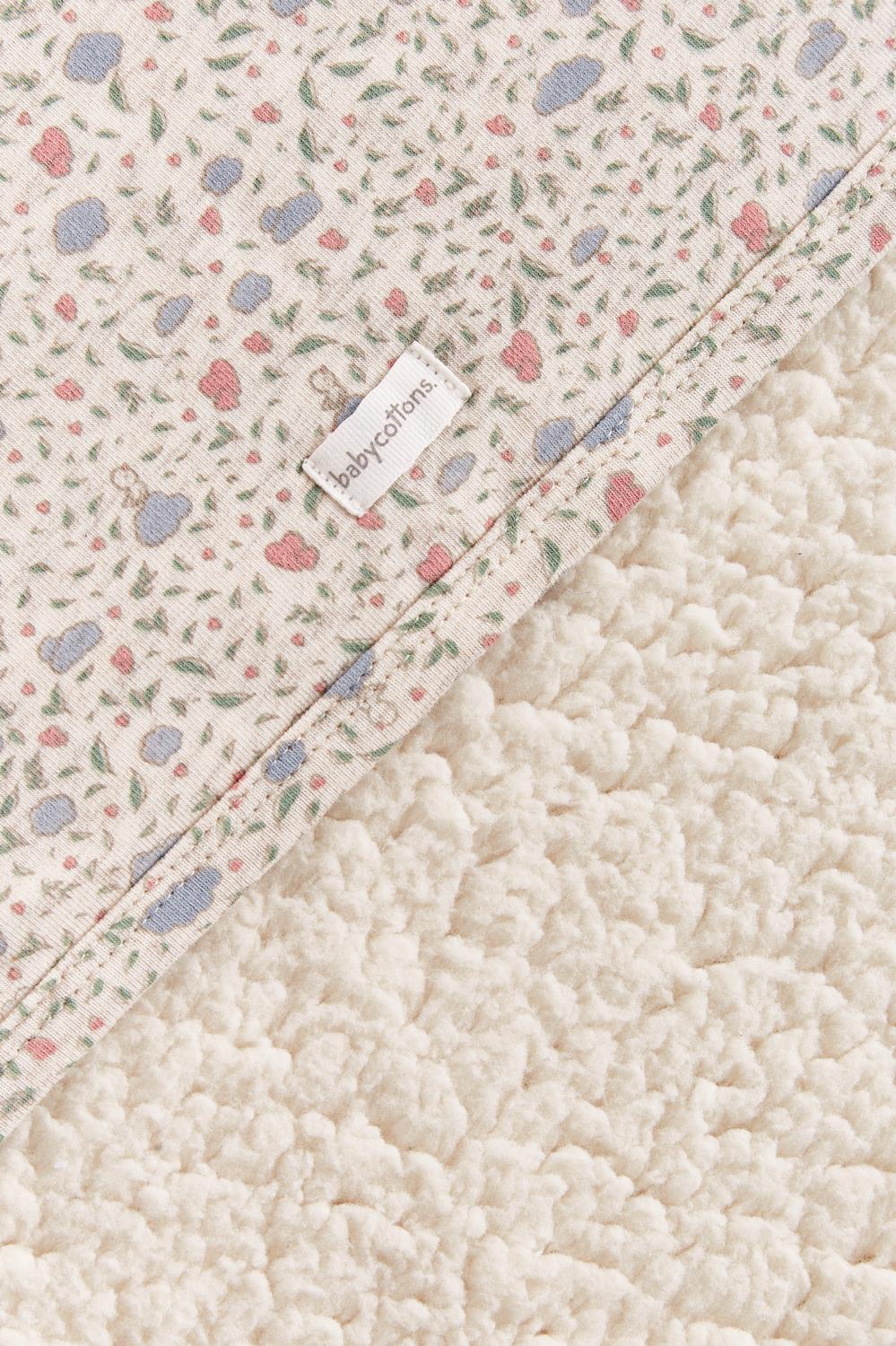Perfect for keeping your little one cosy and warm on a chilly evening, this sherpa blanket features our Fall In Love print. Its french terry fabric is irresistibly soft and super comfy. Measures approx.: 70 cm x 72 cm. Made in Peru. Machine washable.