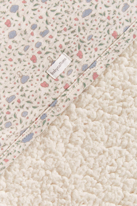 Perfect for keeping your little one cosy and warm on a chilly evening, this sherpa blanket features our Fall In Love print. Its french terry fabric is irresistibly soft and super comfy. Measures approx.: 70 cm x 72 cm. Made in Peru. Machine washable.