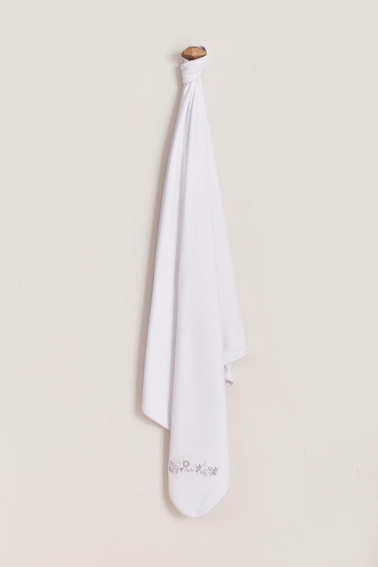 Crafted from super soft cotton, this receiving blanket makes babies first months extra cozy.  This two sided blanket features a sleek white finish with embroidered jungle animals, while the order side comes with a full print of our Mini Safari collection. Approximate measurements: 100 cm x 100 cm Composition: 100% Pima Cotton.  Made in Peru.  Machine washable. 