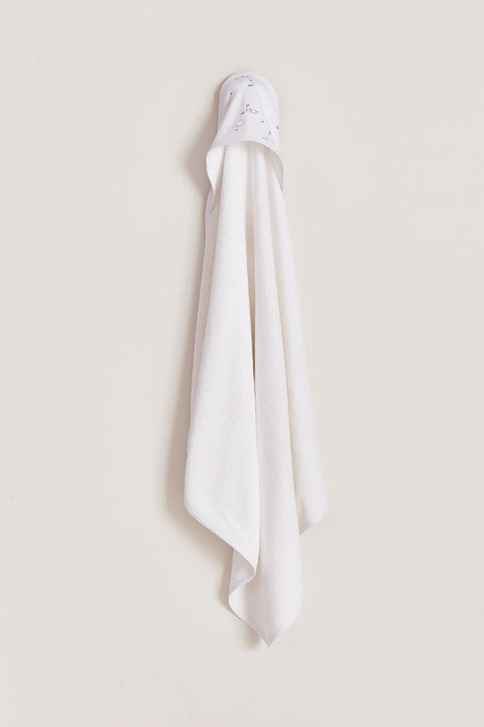 Extra soft and absorbent, our Celine & Bernie Small Towel is perfect for bathtime!  Crafted from super soft Pima cotton, this towel will make bath cozy and comforting for babies.  Features our Celine & Bernie full print, and comes with a glove to wash or dry your baby easily.  Composition: 100% Peruvian Pima Cotton.  Made in Peru. Machine washable.   