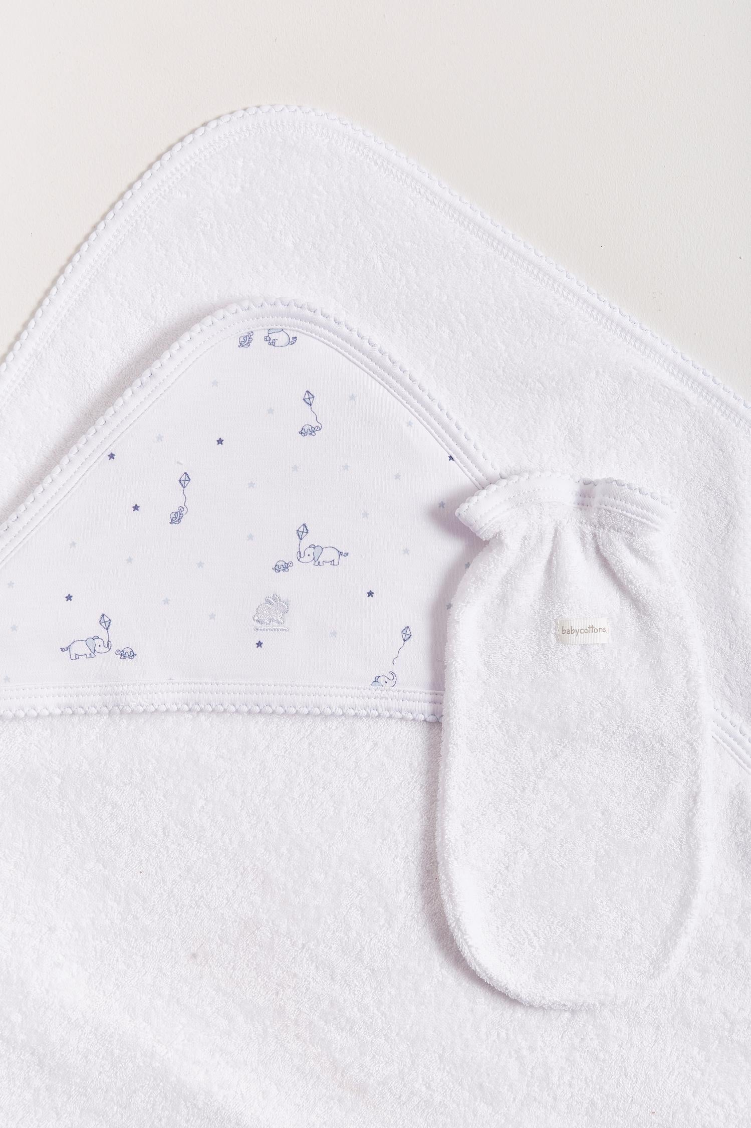 Extra soft and absorbent, our Celine & Bernie Small Towel is perfect for bathtime!  Crafted from super soft Pima cotton, this towel will make bath cozy and comforting for babies.  Features our Celine & Bernie full print, and comes with a glove to wash or dry your baby easily.  Composition: 100% Peruvian Pima Cotton.  Made in Peru. Machine washable.   